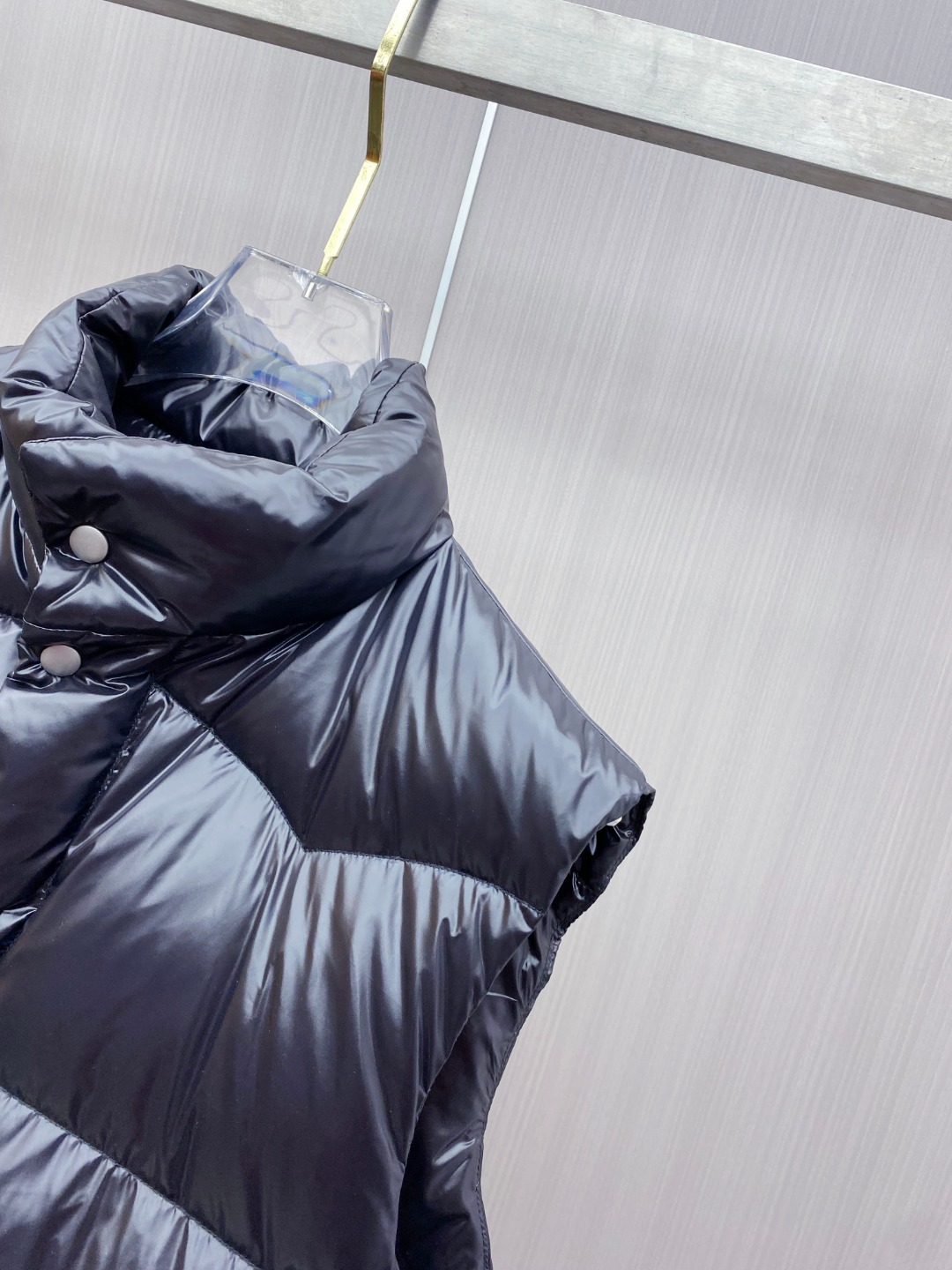 普拉达 Prada 25秋冬新品发布，啪嗒新款羽绒马甲出货，原版购入，全部面料及辅料原版订制，所有细节完