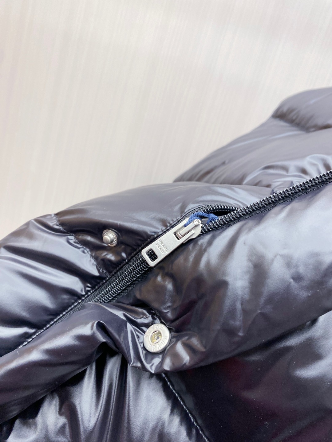 普拉达 Prada 25秋冬新品发布，啪嗒新款羽绒马甲出货，原版购入，全部面料及辅料原版订制，所有细节完