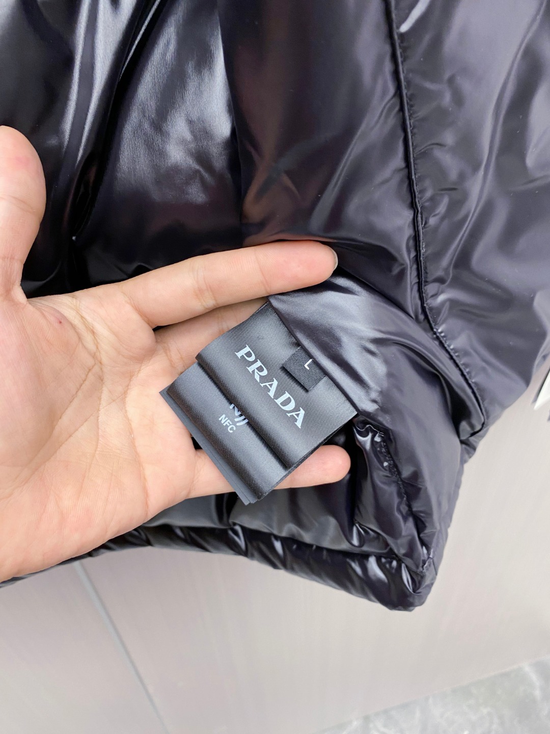 普拉达 Prada 25秋冬新品发布，啪嗒新款羽绒马甲出货，原版购入，全部面料及辅料原版订制，所有细节完