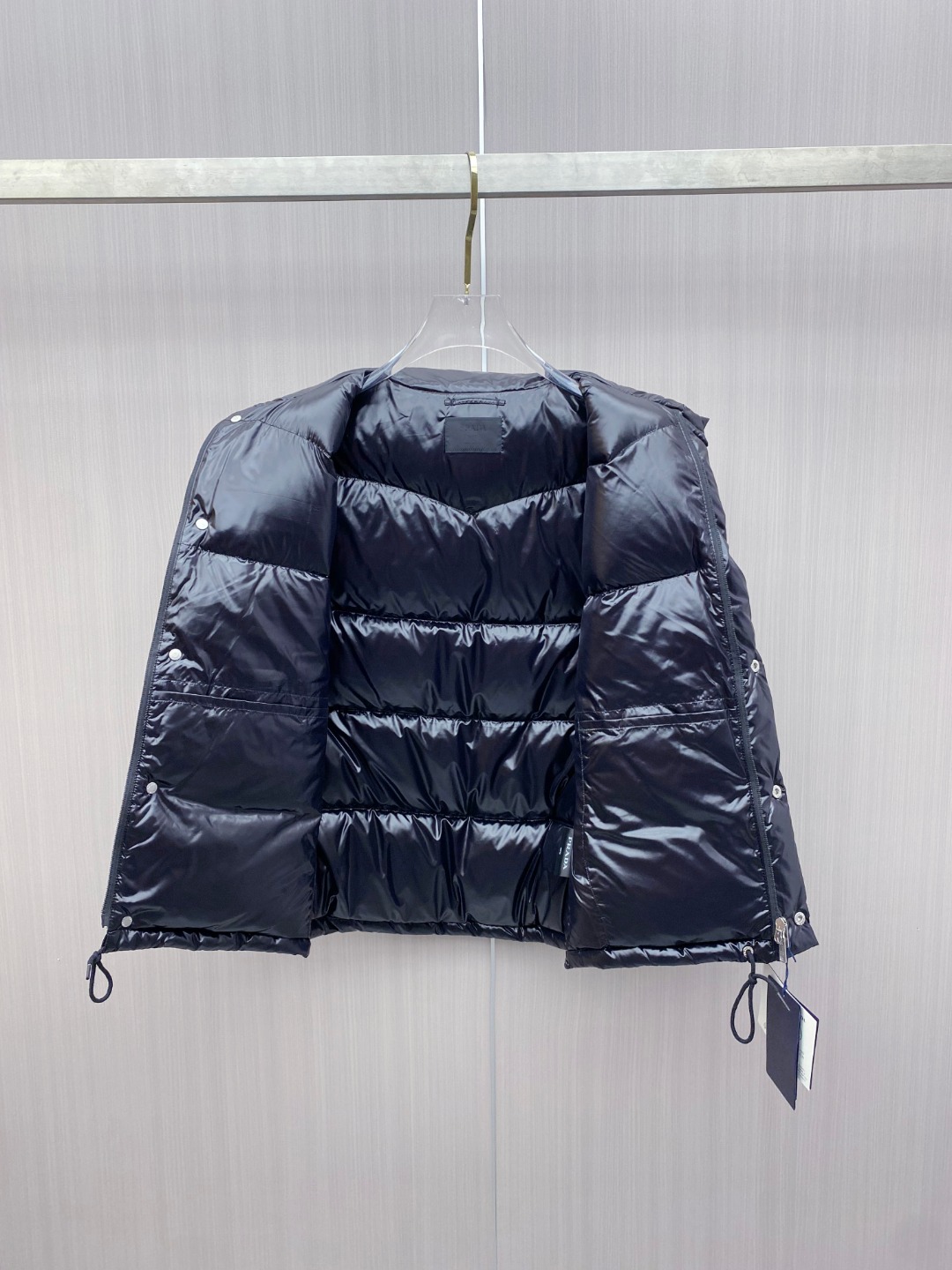 普拉达 Prada 25秋冬新品发布，啪嗒新款羽绒马甲出货，原版购入，全部面料及辅料原版订制，所有细节完