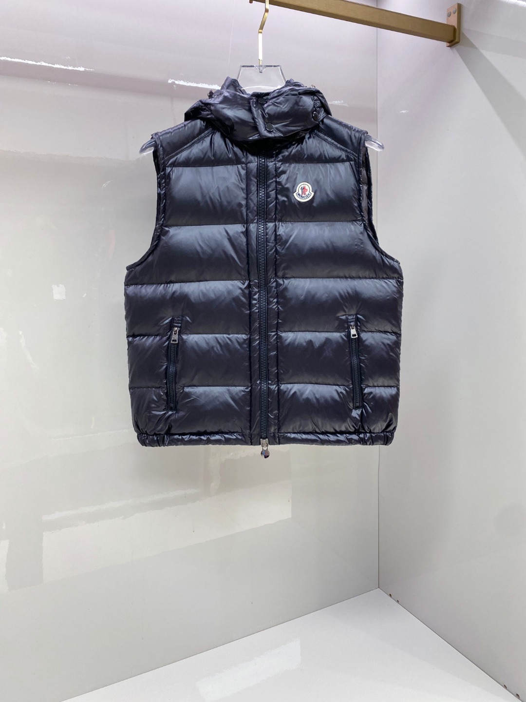 NO:691964,Special down Moncler Bormes (trading company channel order) men's hooded down vest. The hood is removable. Variable stand-up collar vest. No matter the fabric/no hardware/produced by channel order. Feel the quality for yourself. Bormes men's vest is classic and timeless, with colors and details reminiscent of the Paninari trend in the 1980s. Product details Bormes down vest is made of iconic glossy nylon  Made of laqué fabric, classic checkered quilting has excellent thermal protection performance. Two-way zipper closure design, with Moncler logo-shaped zipper puller. Details Made of nylon laqué fabric Nylon laqué lining Filled with down Detachable and adjustable hood Collar with snap buttons Zipper closure Zipper pockets Size1-6,,down jacket,hats,19860909特级羽绒Moncler Bormes(贸易公司渠道订单)男士连帽羽绒马甲.连帽可脱卸.可变立领马甲.不讲面料/不讲五金了/渠道订单出品.品质拿到自行感受下. Bormes男士马甲经典而隽永,色彩和细节让人联想到80年代的Paninari风潮. 商品详情 Bormes羽绒马甲采用标志性的光泽nylon laqué面料制成,经典方格块绗缝具有出色保暖防护性能.双向拉链开合设计,搭配Moncler标识造型拉链头. 细节 采用nylon laqué面料制成 Nylon laqué衬里 填充羽绒 可拆卸可调节兜帽 衣领设有按扣 拉链开合 拉链口袋 Size1-6,,down jacket,hats,,Men's clothing