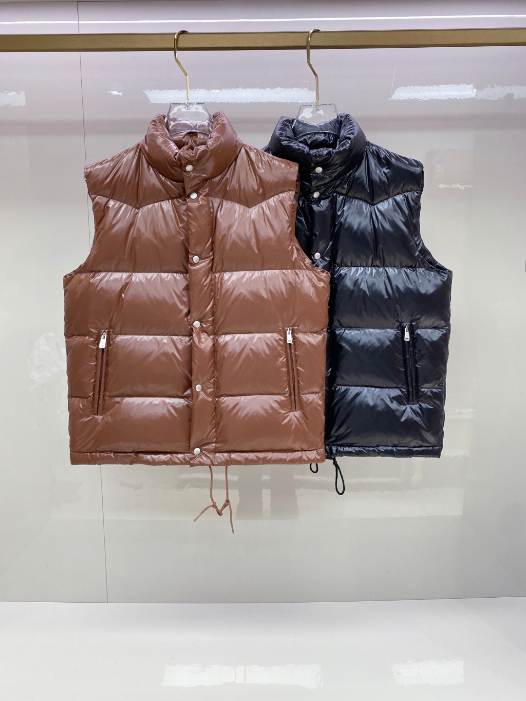 普拉达 Prada 25秋冬新品发布，啪嗒新款羽绒马甲出货，原版购入，全部面料及辅料原版订制，所有细节完