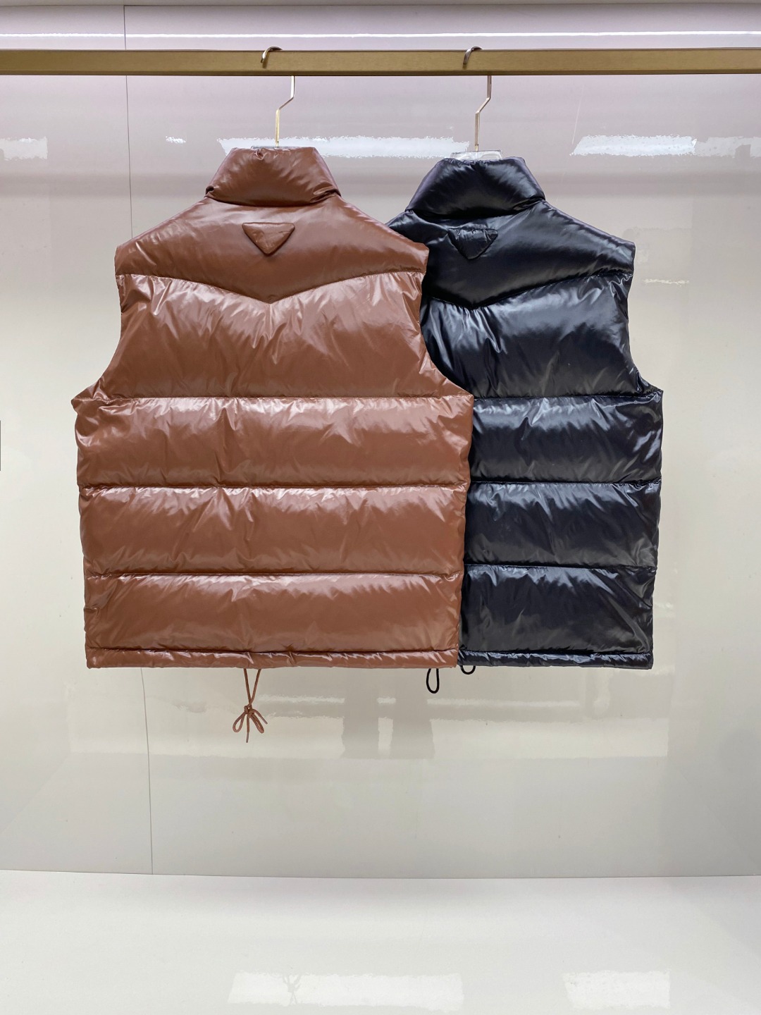 普拉达 Prada 25秋冬新品发布，啪嗒新款羽绒马甲出货，原版购入，全部面料及辅料原版订制，所有细节完