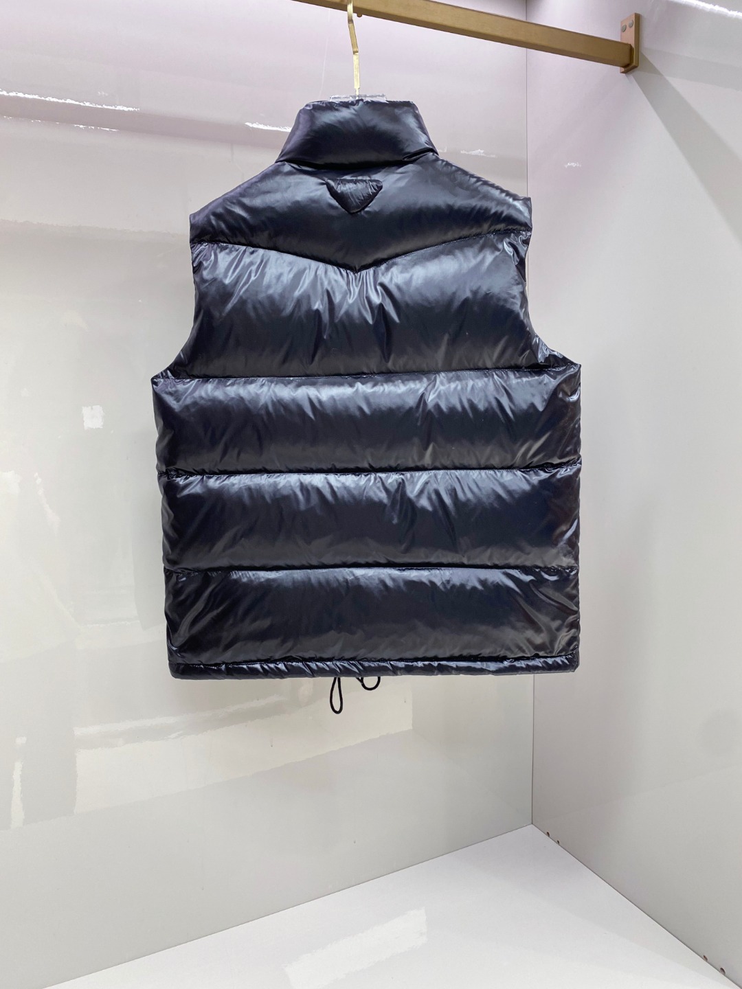 P480 普拉达 Prada 25秋冬新品发布，啪嗒新款羽绒马甲出货，原版购入，全部面料及辅料原版订制，所有细节完美还原，内里填充新国标95白鸭绒，柜上同步发售48-56码