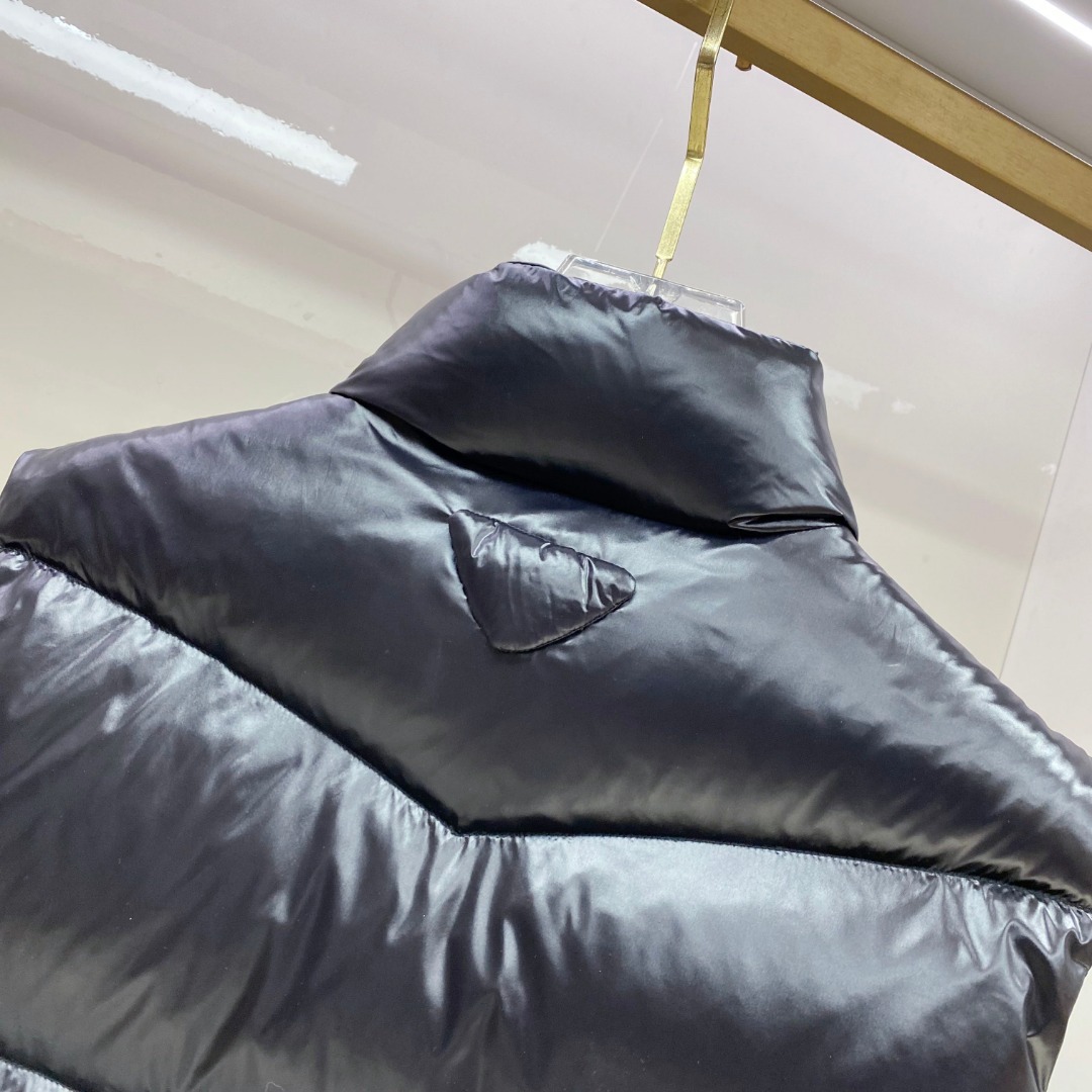 P480 普拉达 Prada 25秋冬新品发布，啪嗒新款羽绒马甲出货，原版购入，全部面料及辅料原版订制，所有细节完美还原，内里填充新国标95白鸭绒，柜上同步发售48-56码