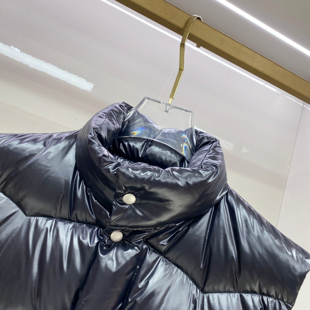 P480 普拉达 Prada 25秋冬新品发布，啪嗒新款羽绒马甲出货，原版购入，全部面料及辅料原版订制，所有细节完美还原，内里填充新国标95白鸭绒，柜上同步发售48-56码