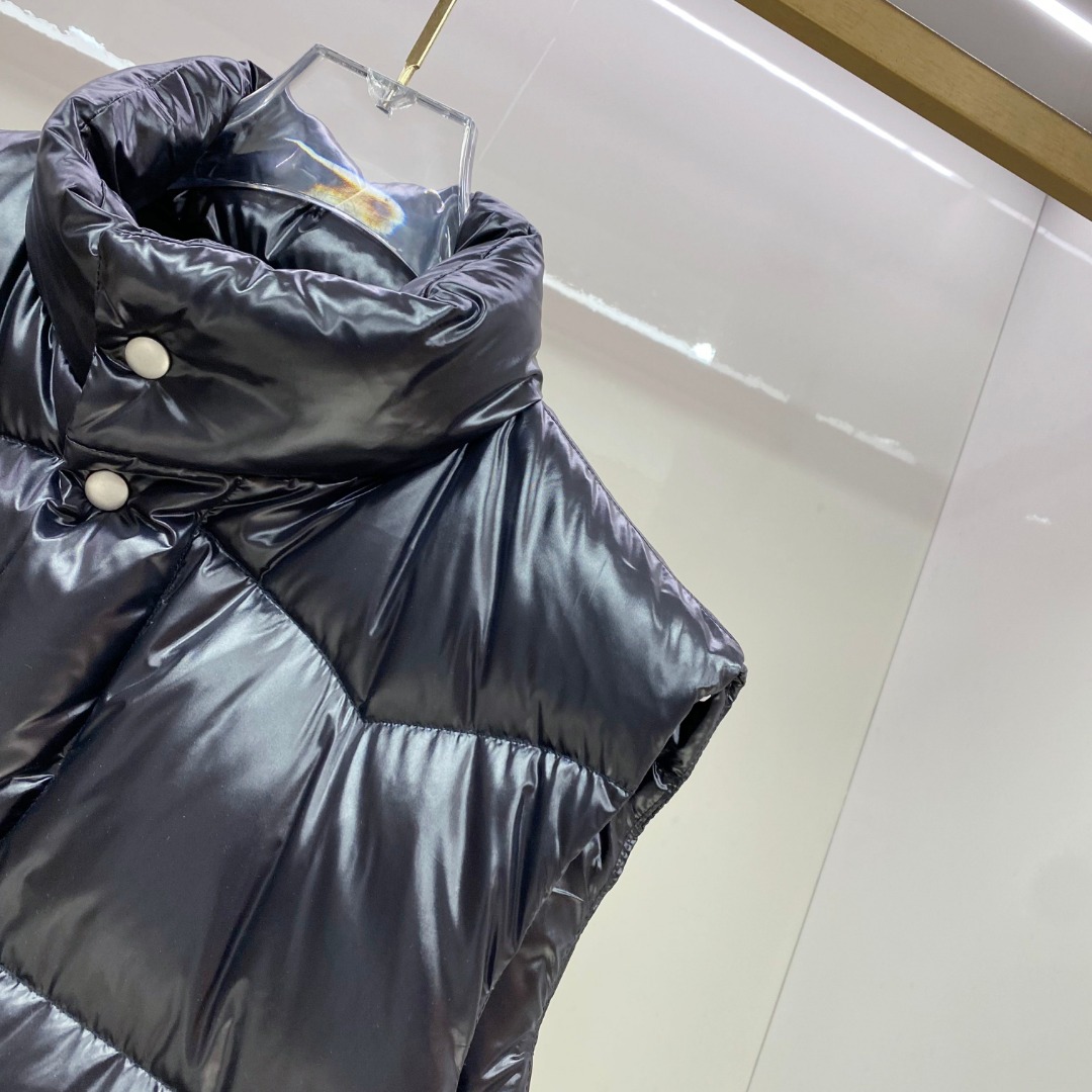 P480 普拉达 Prada 25秋冬新品发布，啪嗒新款羽绒马甲出货，原版购入，全部面料及辅料原版订制，所有细节完美还原，内里填充新国标95白鸭绒，柜上同步发售48-56码