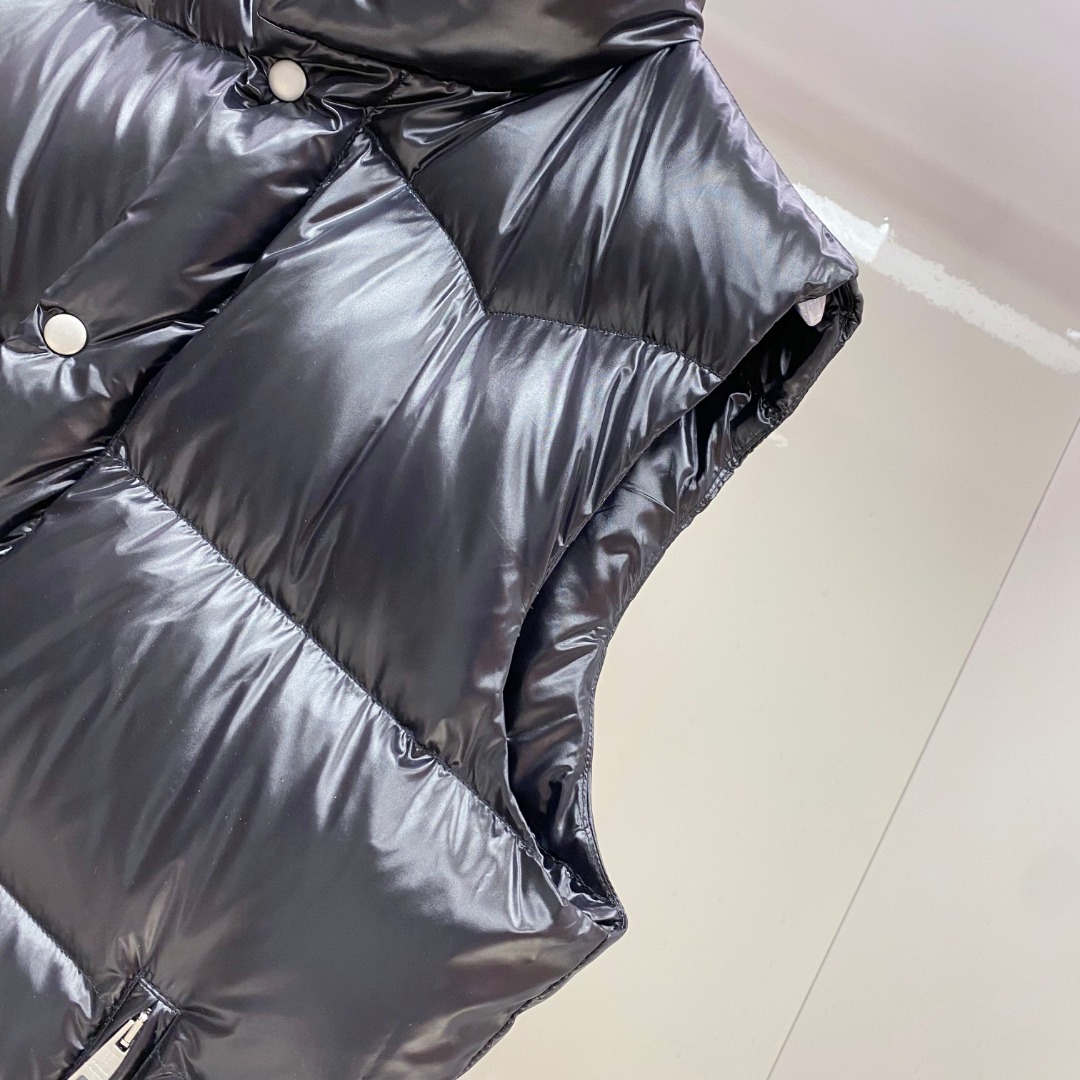 P480 普拉达 Prada 25秋冬新品发布，啪嗒新款羽绒马甲出货，原版购入，全部面料及辅料原版订制，所有细节完美还原，内里填充新国标95白鸭绒，柜上同步发售48-56码