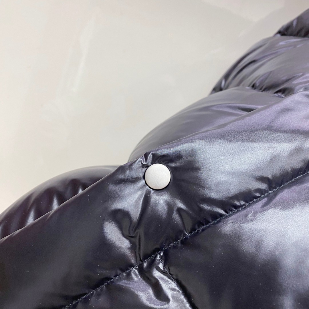 P480 普拉达 Prada 25秋冬新品发布，啪嗒新款羽绒马甲出货，原版购入，全部面料及辅料原版订制，所有细节完美还原，内里填充新国标95白鸭绒，柜上同步发售48-56码