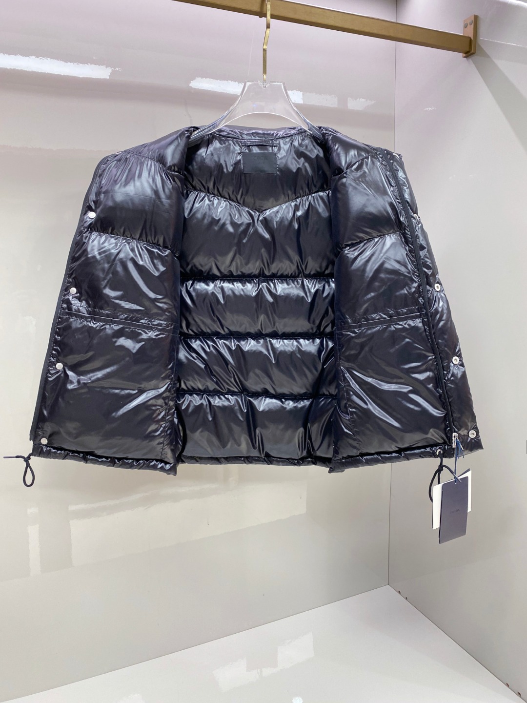 P480 普拉达 Prada 25秋冬新品发布，啪嗒新款羽绒马甲出货，原版购入，全部面料及辅料原版订制，所有细节完美还原，内里填充新国标95白鸭绒，柜上同步发售48-56码