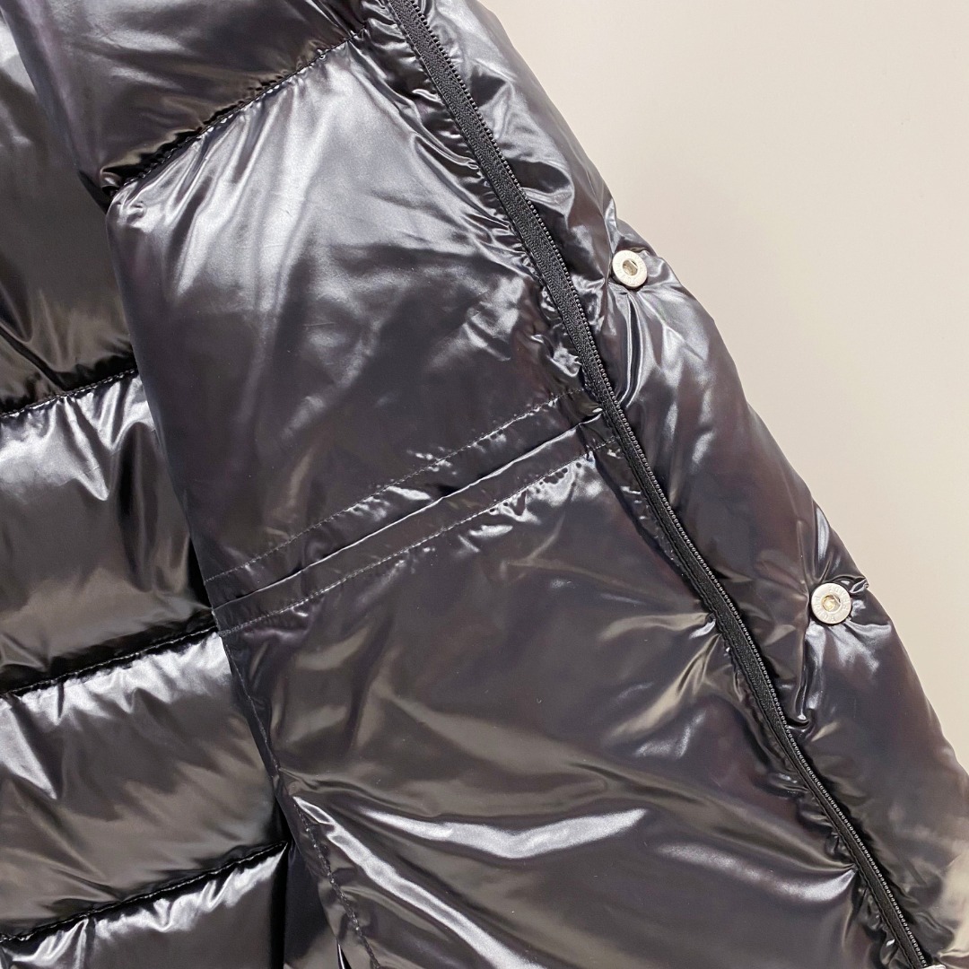 普拉达 Prada 25秋冬新品发布，啪嗒新款羽绒马甲出货，原版购入，全部面料及辅料原版订制，所有细节完