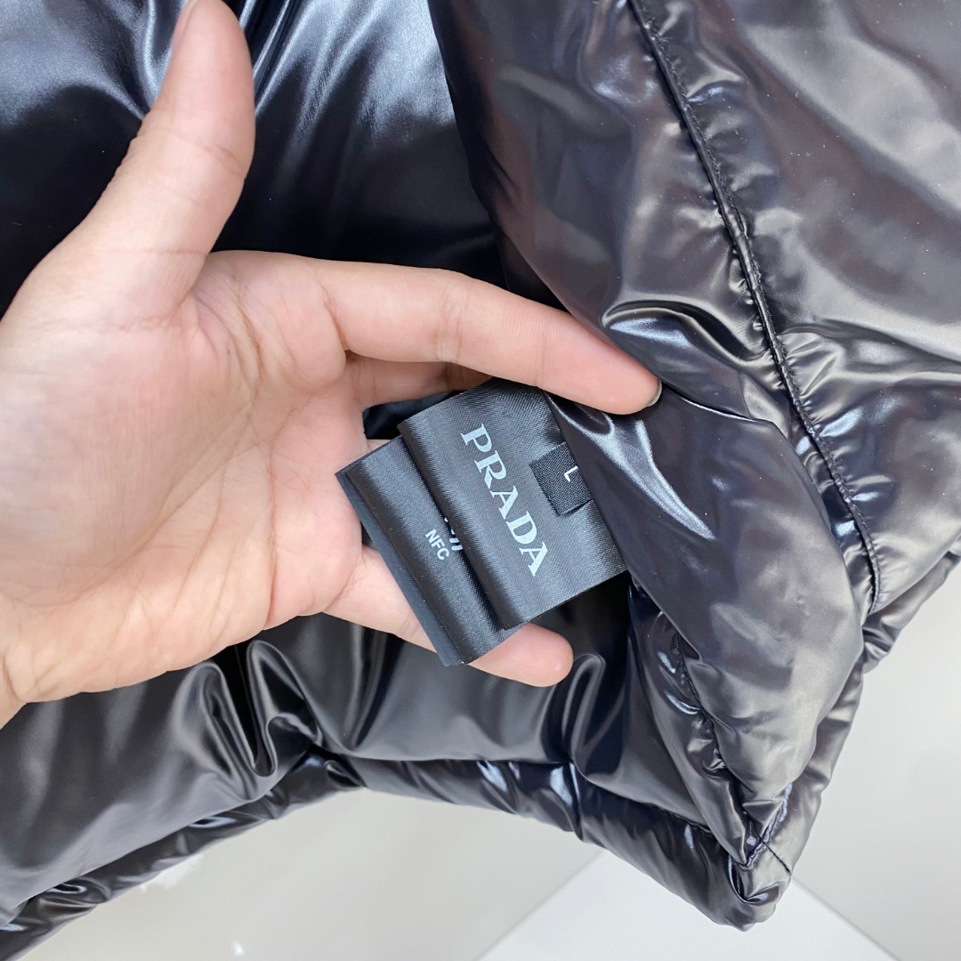 普拉达 Prada 25秋冬新品发布，啪嗒新款羽绒马甲出货，原版购入，全部面料及辅料原版订制，所有细节完