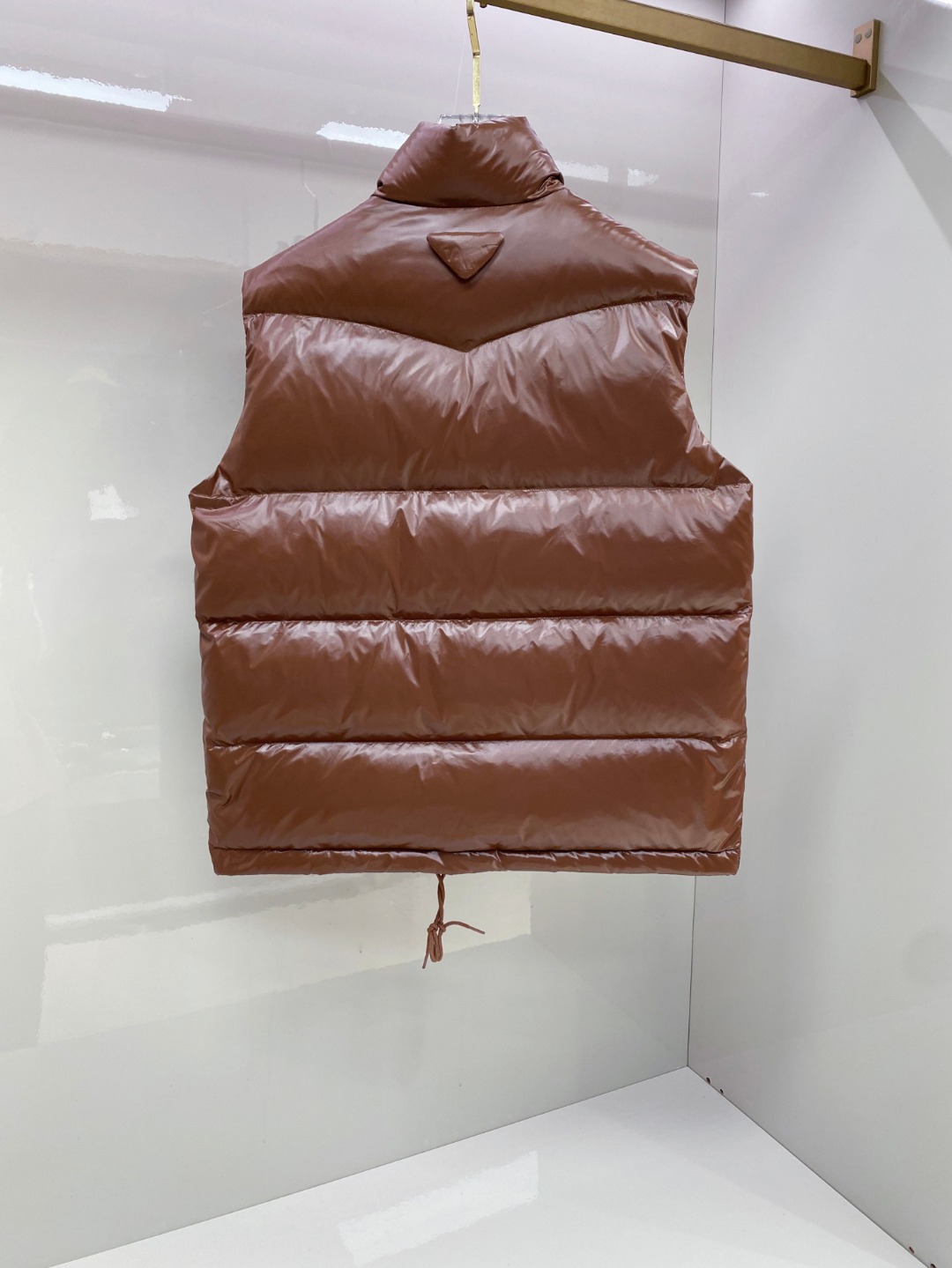 P480 普拉达 Prada 25秋冬新品发布，啪嗒新款羽绒马甲出货，原版购入，全部面料及辅料原版订制，所有细节完美还原，内里填充新国标95白鸭绒，柜上同步发售48-56码