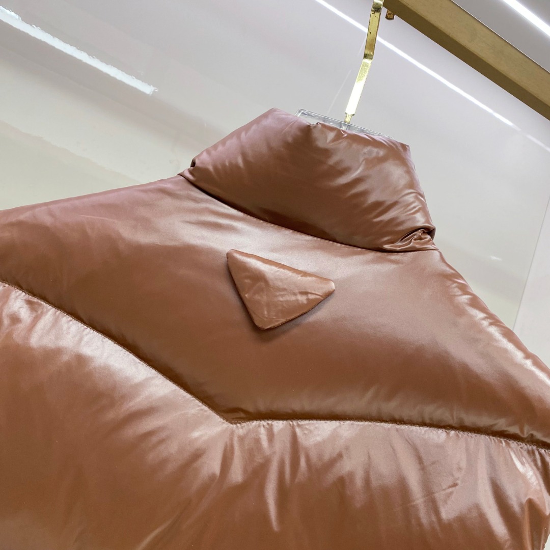 P480 普拉达 Prada 25秋冬新品发布，啪嗒新款羽绒马甲出货，原版购入，全部面料及辅料原版订制，所有细节完美还原，内里填充新国标95白鸭绒，柜上同步发售48-56码