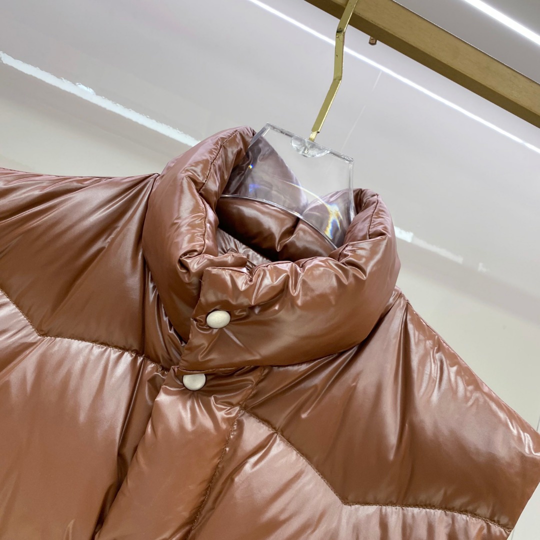 P480 普拉达 Prada 25秋冬新品发布，啪嗒新款羽绒马甲出货，原版购入，全部面料及辅料原版订制，所有细节完美还原，内里填充新国标95白鸭绒，柜上同步发售48-56码