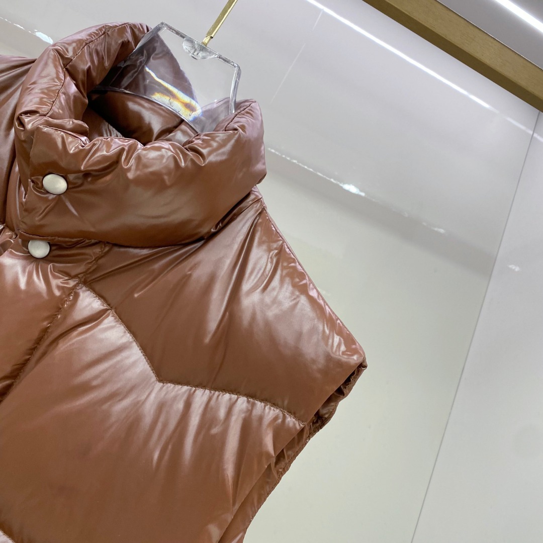 P480 普拉达 Prada 25秋冬新品发布，啪嗒新款羽绒马甲出货，原版购入，全部面料及辅料原版订制，所有细节完美还原，内里填充新国标95白鸭绒，柜上同步发售48-56码