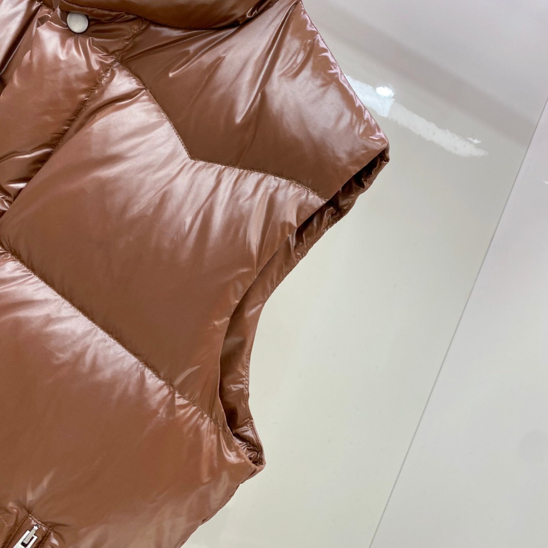 P480 普拉达 Prada 25秋冬新品发布，啪嗒新款羽绒马甲出货，原版购入，全部面料及辅料原版订制，所有细节完美还原，内里填充新国标95白鸭绒，柜上同步发售48-56码