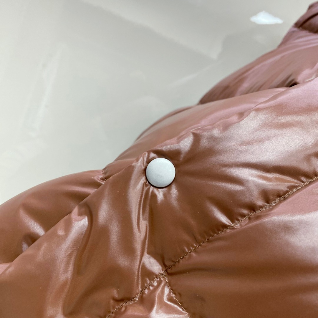 P480 普拉达 Prada 25秋冬新品发布，啪嗒新款羽绒马甲出货，原版购入，全部面料及辅料原版订制，所有细节完美还原，内里填充新国标95白鸭绒，柜上同步发售48-56码