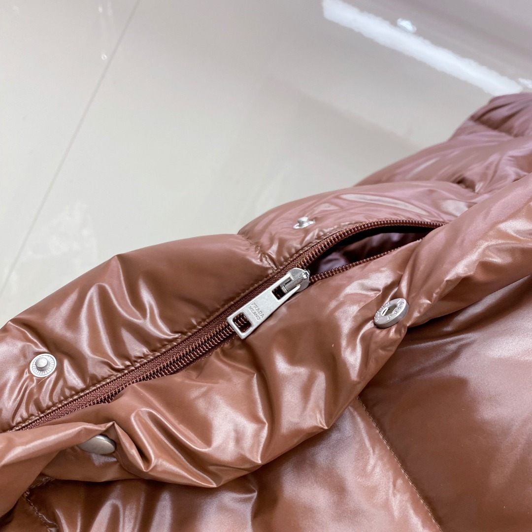 P480 普拉达 Prada 25秋冬新品发布，啪嗒新款羽绒马甲出货，原版购入，全部面料及辅料原版订制，所有细节完美还原，内里填充新国标95白鸭绒，柜上同步发售48-56码
