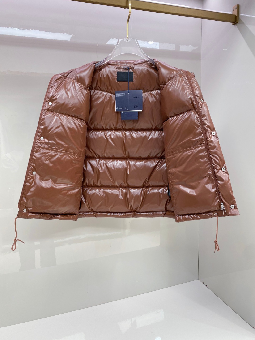 P480 普拉达 Prada 25秋冬新品发布，啪嗒新款羽绒马甲出货，原版购入，全部面料及辅料原版订制，所有细节完美还原，内里填充新国标95白鸭绒，柜上同步发售48-56码