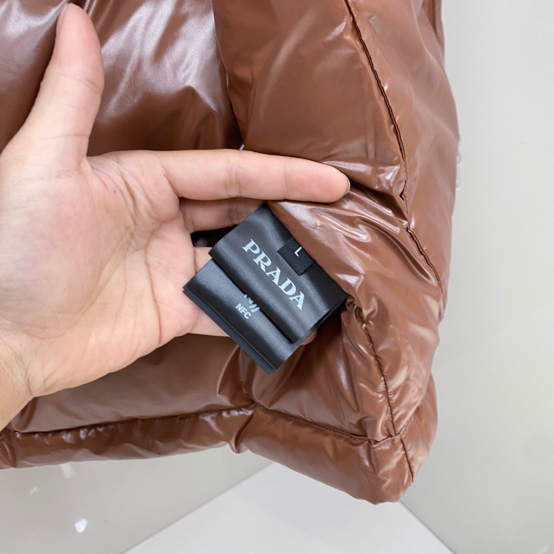 普拉达 Prada 25秋冬新品发布，啪嗒新款羽绒马甲出货，原版购入，全部面料及辅料原版订制，所有细节完