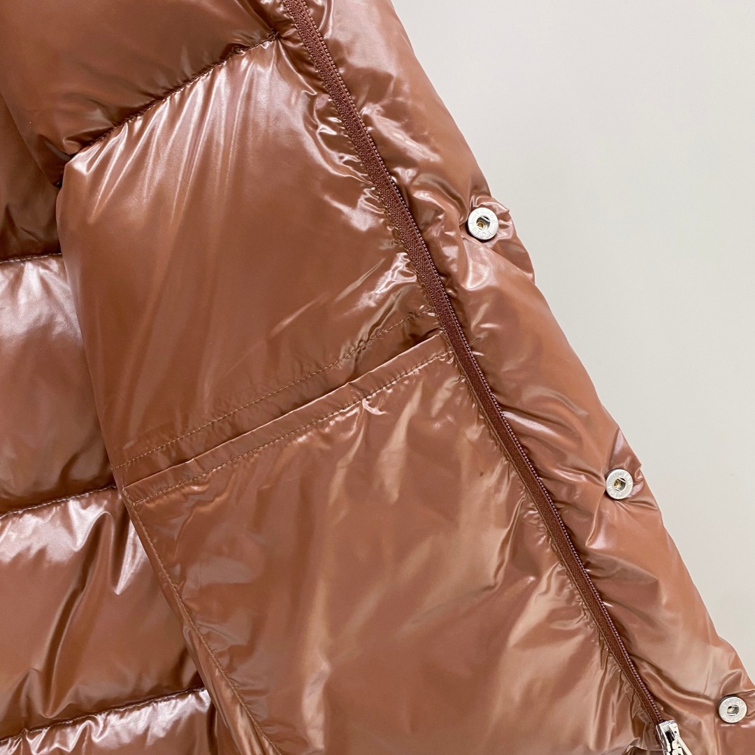 普拉达 Prada 25秋冬新品发布，啪嗒新款羽绒马甲出货，原版购入，全部面料及辅料原版订制，所有细节完