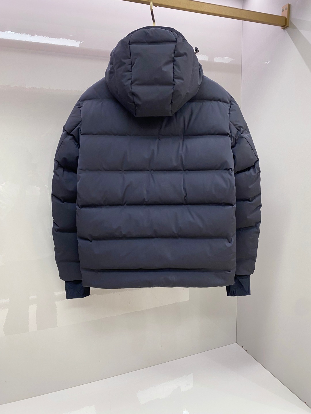P530 特级羽绒⬆️Moncler Montgetech(限定蓝色)高端男士短款羽绒夹克外套.柜台2w开外的高端单品.面料真是好的不要不要的.高端客必入单品.太漂亮这个配色.
吊牌条码款号齐全，对应官网一致.吊牌内置 NFC电子感应防伪.
Montgetech男士羽绒夹克休闲款式，融合Moncler Grenoble系列的优良性能。
Montgetech男士短款羽绒夹克舒适而瞩目，为造型赋予优雅风格。采用功能性双层弹性尼龙面料制成，粘合耐久通风的薄膜。功能性拉链开合、滑雪通行证口袋和弹性平纹针织护腕满足各种山地运动所需，可在恶劣天气带来舒适的穿着体验。
详情
&bull;采用双层四向弹性尼龙面料制成
&bull;尼龙衬里
&bull;填充羽绒
&bull;粘合方格块
&bull;可拆卸兜帽，搭配按扣和可调节抽绳
&bull;防风内领
&bull;织物编号转印图案
&bull;YKK&reg; AquaGuard&reg;功能性拉链开合
&bull;滑雪通行证口袋设有按扣
&bull;YKK&reg; Aquaguard&reg;功能性拉链外部口袋
&bull;内部电子设备口袋
&bull;内部防雪衬
&bull;弹性针织护腕
&bull;滑雪通行证口袋
&bull;袖口设有拉袢和三色细节
&bull;弹性抽绳下摆
Size : 1-5. 黑色，限定蓝