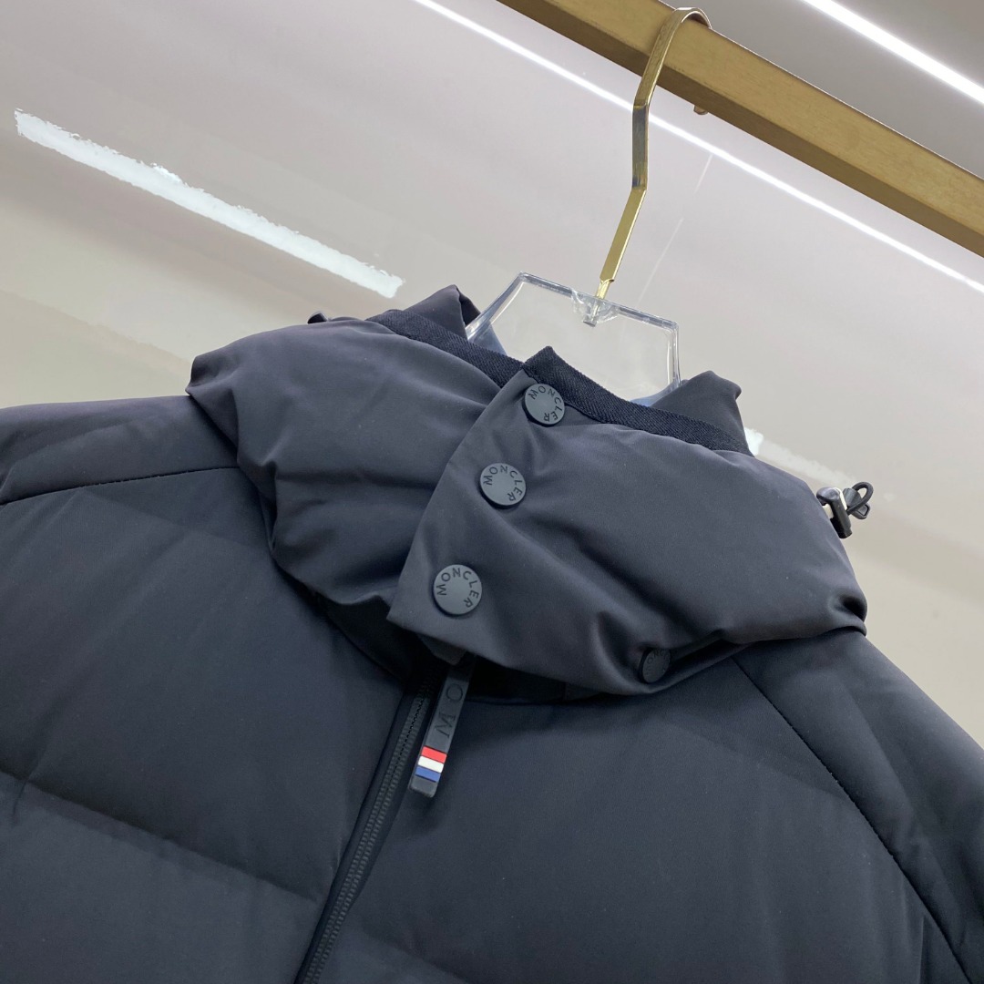 P530 特级羽绒⬆️Moncler Montgetech(限定蓝色)高端男士短款羽绒夹克外套.柜台2w开外的高端单品.面料真是好的不要不要的.高端客必入单品.太漂亮这个配色.
吊牌条码款号齐全，对应官网一致.吊牌内置 NFC电子感应防伪.
Montgetech男士羽绒夹克休闲款式，融合Moncler Grenoble系列的优良性能。
Montgetech男士短款羽绒夹克舒适而瞩目，为造型赋予优雅风格。采用功能性双层弹性尼龙面料制成，粘合耐久通风的薄膜。功能性拉链开合、滑雪通行证口袋和弹性平纹针织护腕满足各种山地运动所需，可在恶劣天气带来舒适的穿着体验。
详情
&bull;采用双层四向弹性尼龙面料制成
&bull;尼龙衬里
&bull;填充羽绒
&bull;粘合方格块
&bull;可拆卸兜帽，搭配按扣和可调节抽绳
&bull;防风内领
&bull;织物编号转印图案
&bull;YKK&reg; AquaGuard&reg;功能性拉链开合
&bull;滑雪通行证口袋设有按扣
&bull;YKK&reg; Aquaguard&reg;功能性拉链外部口袋
&bull;内部电子设备口袋
&bull;内部防雪衬
&bull;弹性针织护腕
&bull;滑雪通行证口袋
&bull;袖口设有拉袢和三色细节
&bull;弹性抽绳下摆
Size : 1-5. 黑色，限定蓝