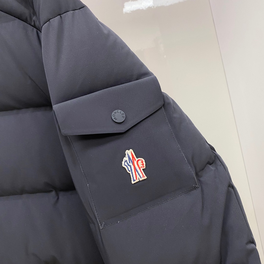 P530 特级羽绒⬆️Moncler Montgetech(限定蓝色)高端男士短款羽绒夹克外套.柜台2w开外的高端单品.面料真是好的不要不要的.高端客必入单品.太漂亮这个配色.
吊牌条码款号齐全，对应官网一致.吊牌内置 NFC电子感应防伪.
Montgetech男士羽绒夹克休闲款式，融合Moncler Grenoble系列的优良性能。
Montgetech男士短款羽绒夹克舒适而瞩目，为造型赋予优雅风格。采用功能性双层弹性尼龙面料制成，粘合耐久通风的薄膜。功能性拉链开合、滑雪通行证口袋和弹性平纹针织护腕满足各种山地运动所需，可在恶劣天气带来舒适的穿着体验。
详情
&bull;采用双层四向弹性尼龙面料制成
&bull;尼龙衬里
&bull;填充羽绒
&bull;粘合方格块
&bull;可拆卸兜帽，搭配按扣和可调节抽绳
&bull;防风内领
&bull;织物编号转印图案
&bull;YKK&reg; AquaGuard&reg;功能性拉链开合
&bull;滑雪通行证口袋设有按扣
&bull;YKK&reg; Aquaguard&reg;功能性拉链外部口袋
&bull;内部电子设备口袋
&bull;内部防雪衬
&bull;弹性针织护腕
&bull;滑雪通行证口袋
&bull;袖口设有拉袢和三色细节
&bull;弹性抽绳下摆
Size : 1-5. 黑色，限定蓝