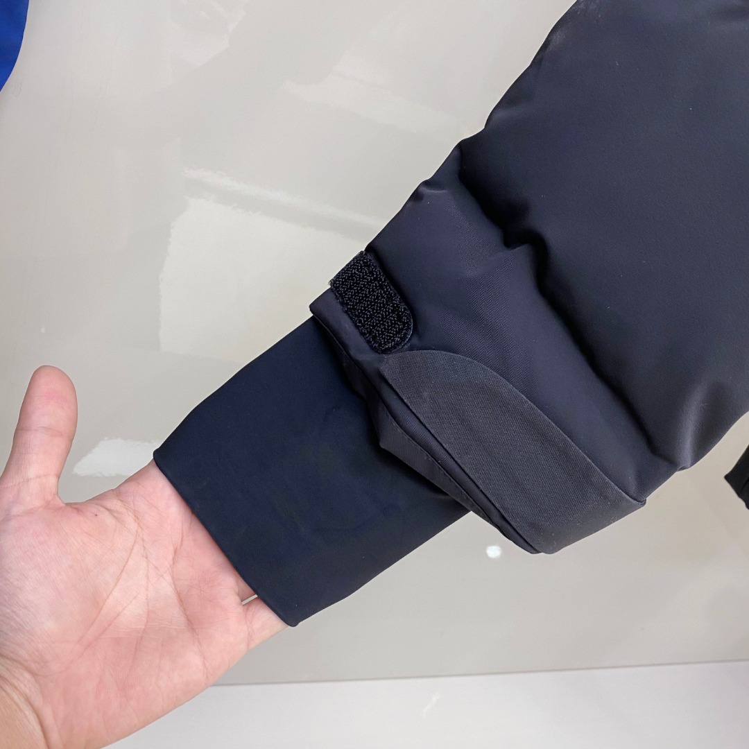 P530 特级羽绒⬆️Moncler Montgetech(限定蓝色)高端男士短款羽绒夹克外套.柜台2w开外的高端单品.面料真是好的不要不要的.高端客必入单品.太漂亮这个配色.
吊牌条码款号齐全，对应官网一致.吊牌内置 NFC电子感应防伪.
Montgetech男士羽绒夹克休闲款式，融合Moncler Grenoble系列的优良性能。
Montgetech男士短款羽绒夹克舒适而瞩目，为造型赋予优雅风格。采用功能性双层弹性尼龙面料制成，粘合耐久通风的薄膜。功能性拉链开合、滑雪通行证口袋和弹性平纹针织护腕满足各种山地运动所需，可在恶劣天气带来舒适的穿着体验。
详情
&bull;采用双层四向弹性尼龙面料制成
&bull;尼龙衬里
&bull;填充羽绒
&bull;粘合方格块
&bull;可拆卸兜帽，搭配按扣和可调节抽绳
&bull;防风内领
&bull;织物编号转印图案
&bull;YKK&reg; AquaGuard&reg;功能性拉链开合
&bull;滑雪通行证口袋设有按扣
&bull;YKK&reg; Aquaguard&reg;功能性拉链外部口袋
&bull;内部电子设备口袋
&bull;内部防雪衬
&bull;弹性针织护腕
&bull;滑雪通行证口袋
&bull;袖口设有拉袢和三色细节
&bull;弹性抽绳下摆
Size : 1-5. 黑色，限定蓝