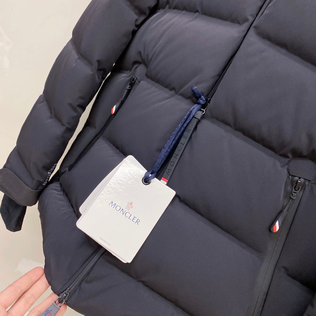 P530 特级羽绒⬆️Moncler Montgetech(限定蓝色)高端男士短款羽绒夹克外套.柜台2w开外的高端单品.面料真是好的不要不要的.高端客必入单品.太漂亮这个配色.
吊牌条码款号齐全，对应官网一致.吊牌内置 NFC电子感应防伪.
Montgetech男士羽绒夹克休闲款式，融合Moncler Grenoble系列的优良性能。
Montgetech男士短款羽绒夹克舒适而瞩目，为造型赋予优雅风格。采用功能性双层弹性尼龙面料制成，粘合耐久通风的薄膜。功能性拉链开合、滑雪通行证口袋和弹性平纹针织护腕满足各种山地运动所需，可在恶劣天气带来舒适的穿着体验。
详情
&bull;采用双层四向弹性尼龙面料制成
&bull;尼龙衬里
&bull;填充羽绒
&bull;粘合方格块
&bull;可拆卸兜帽，搭配按扣和可调节抽绳
&bull;防风内领
&bull;织物编号转印图案
&bull;YKK&reg; AquaGuard&reg;功能性拉链开合
&bull;滑雪通行证口袋设有按扣
&bull;YKK&reg; Aquaguard&reg;功能性拉链外部口袋
&bull;内部电子设备口袋
&bull;内部防雪衬
&bull;弹性针织护腕
&bull;滑雪通行证口袋
&bull;袖口设有拉袢和三色细节
&bull;弹性抽绳下摆
Size : 1-5. 黑色，限定蓝