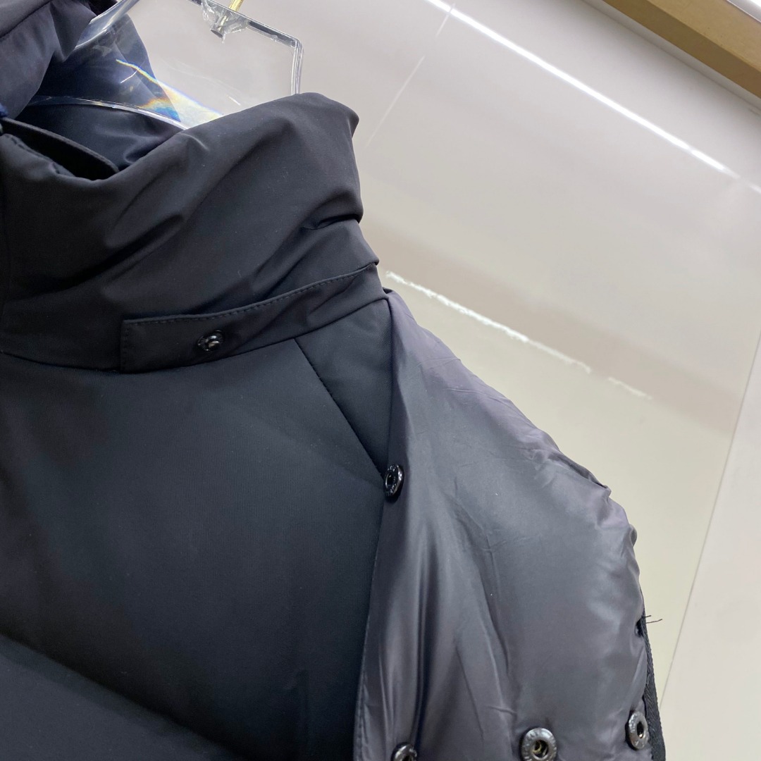 P530 特级羽绒⬆️Moncler Montgetech(限定蓝色)高端男士短款羽绒夹克外套.柜台2w开外的高端单品.面料真是好的不要不要的.高端客必入单品.太漂亮这个配色.
吊牌条码款号齐全，对应官网一致.吊牌内置 NFC电子感应防伪.
Montgetech男士羽绒夹克休闲款式，融合Moncler Grenoble系列的优良性能。
Montgetech男士短款羽绒夹克舒适而瞩目，为造型赋予优雅风格。采用功能性双层弹性尼龙面料制成，粘合耐久通风的薄膜。功能性拉链开合、滑雪通行证口袋和弹性平纹针织护腕满足各种山地运动所需，可在恶劣天气带来舒适的穿着体验。
详情
&bull;采用双层四向弹性尼龙面料制成
&bull;尼龙衬里
&bull;填充羽绒
&bull;粘合方格块
&bull;可拆卸兜帽，搭配按扣和可调节抽绳
&bull;防风内领
&bull;织物编号转印图案
&bull;YKK&reg; AquaGuard&reg;功能性拉链开合
&bull;滑雪通行证口袋设有按扣
&bull;YKK&reg; Aquaguard&reg;功能性拉链外部口袋
&bull;内部电子设备口袋
&bull;内部防雪衬
&bull;弹性针织护腕
&bull;滑雪通行证口袋
&bull;袖口设有拉袢和三色细节
&bull;弹性抽绳下摆
Size : 1-5. 黑色，限定蓝