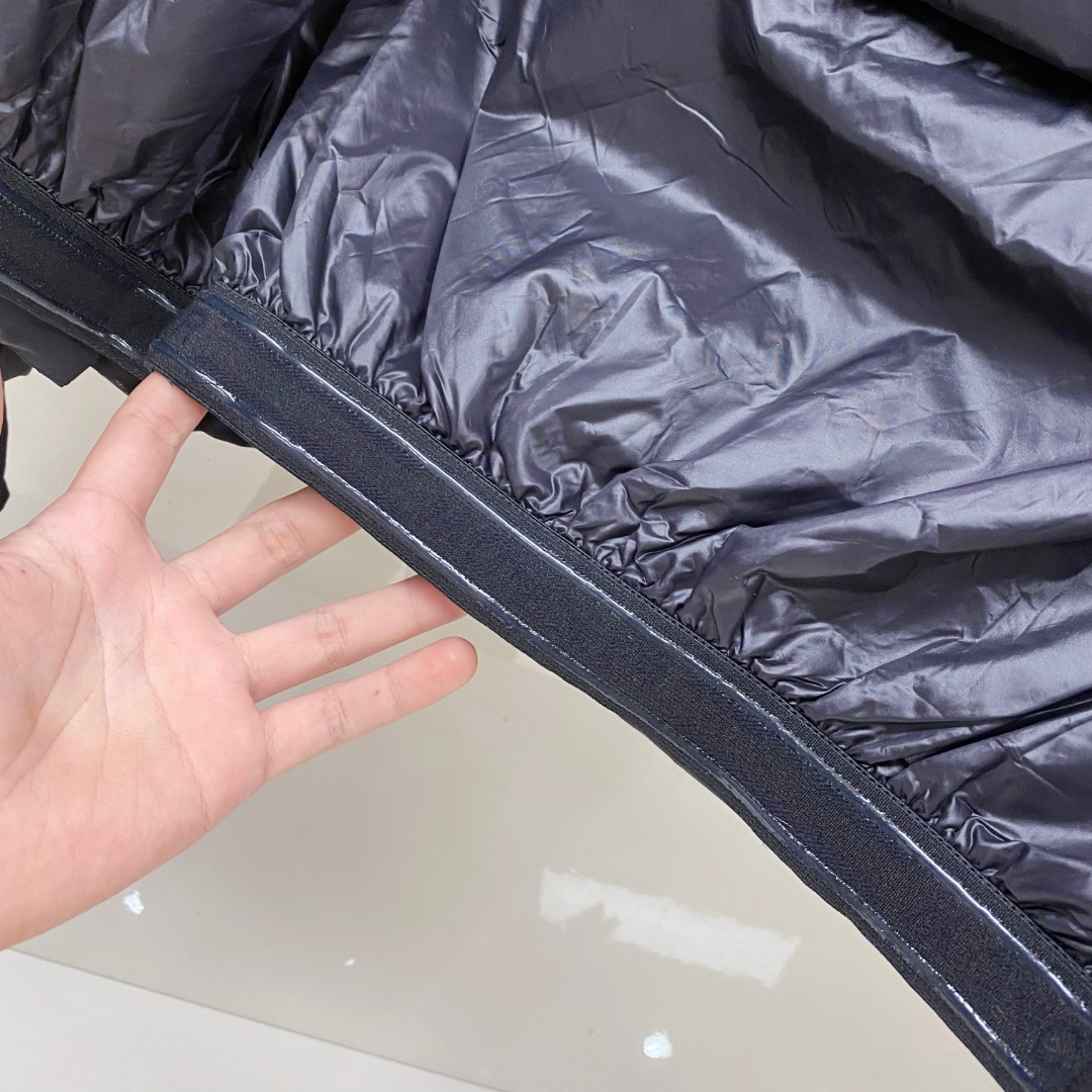 P530 特级羽绒⬆️Moncler Montgetech(限定蓝色)高端男士短款羽绒夹克外套.柜台2w开外的高端单品.面料真是好的不要不要的.高端客必入单品.太漂亮这个配色.
吊牌条码款号齐全，对应官网一致.吊牌内置 NFC电子感应防伪.
Montgetech男士羽绒夹克休闲款式，融合Moncler Grenoble系列的优良性能。
Montgetech男士短款羽绒夹克舒适而瞩目，为造型赋予优雅风格。采用功能性双层弹性尼龙面料制成，粘合耐久通风的薄膜。功能性拉链开合、滑雪通行证口袋和弹性平纹针织护腕满足各种山地运动所需，可在恶劣天气带来舒适的穿着体验。
详情
&bull;采用双层四向弹性尼龙面料制成
&bull;尼龙衬里
&bull;填充羽绒
&bull;粘合方格块
&bull;可拆卸兜帽，搭配按扣和可调节抽绳
&bull;防风内领
&bull;织物编号转印图案
&bull;YKK&reg; AquaGuard&reg;功能性拉链开合
&bull;滑雪通行证口袋设有按扣
&bull;YKK&reg; Aquaguard&reg;功能性拉链外部口袋
&bull;内部电子设备口袋
&bull;内部防雪衬
&bull;弹性针织护腕
&bull;滑雪通行证口袋
&bull;袖口设有拉袢和三色细节
&bull;弹性抽绳下摆
Size : 1-5. 黑色，限定蓝