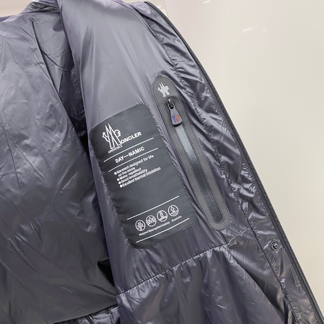 P530 特级羽绒⬆️Moncler Montgetech(限定蓝色)高端男士短款羽绒夹克外套.柜台2w开外的高端单品.面料真是好的不要不要的.高端客必入单品.太漂亮这个配色.
吊牌条码款号齐全，对应官网一致.吊牌内置 NFC电子感应防伪.
Montgetech男士羽绒夹克休闲款式，融合Moncler Grenoble系列的优良性能。
Montgetech男士短款羽绒夹克舒适而瞩目，为造型赋予优雅风格。采用功能性双层弹性尼龙面料制成，粘合耐久通风的薄膜。功能性拉链开合、滑雪通行证口袋和弹性平纹针织护腕满足各种山地运动所需，可在恶劣天气带来舒适的穿着体验。
详情
&bull;采用双层四向弹性尼龙面料制成
&bull;尼龙衬里
&bull;填充羽绒
&bull;粘合方格块
&bull;可拆卸兜帽，搭配按扣和可调节抽绳
&bull;防风内领
&bull;织物编号转印图案
&bull;YKK&reg; AquaGuard&reg;功能性拉链开合
&bull;滑雪通行证口袋设有按扣
&bull;YKK&reg; Aquaguard&reg;功能性拉链外部口袋
&bull;内部电子设备口袋
&bull;内部防雪衬
&bull;弹性针织护腕
&bull;滑雪通行证口袋
&bull;袖口设有拉袢和三色细节
&bull;弹性抽绳下摆
Size : 1-5. 黑色，限定蓝