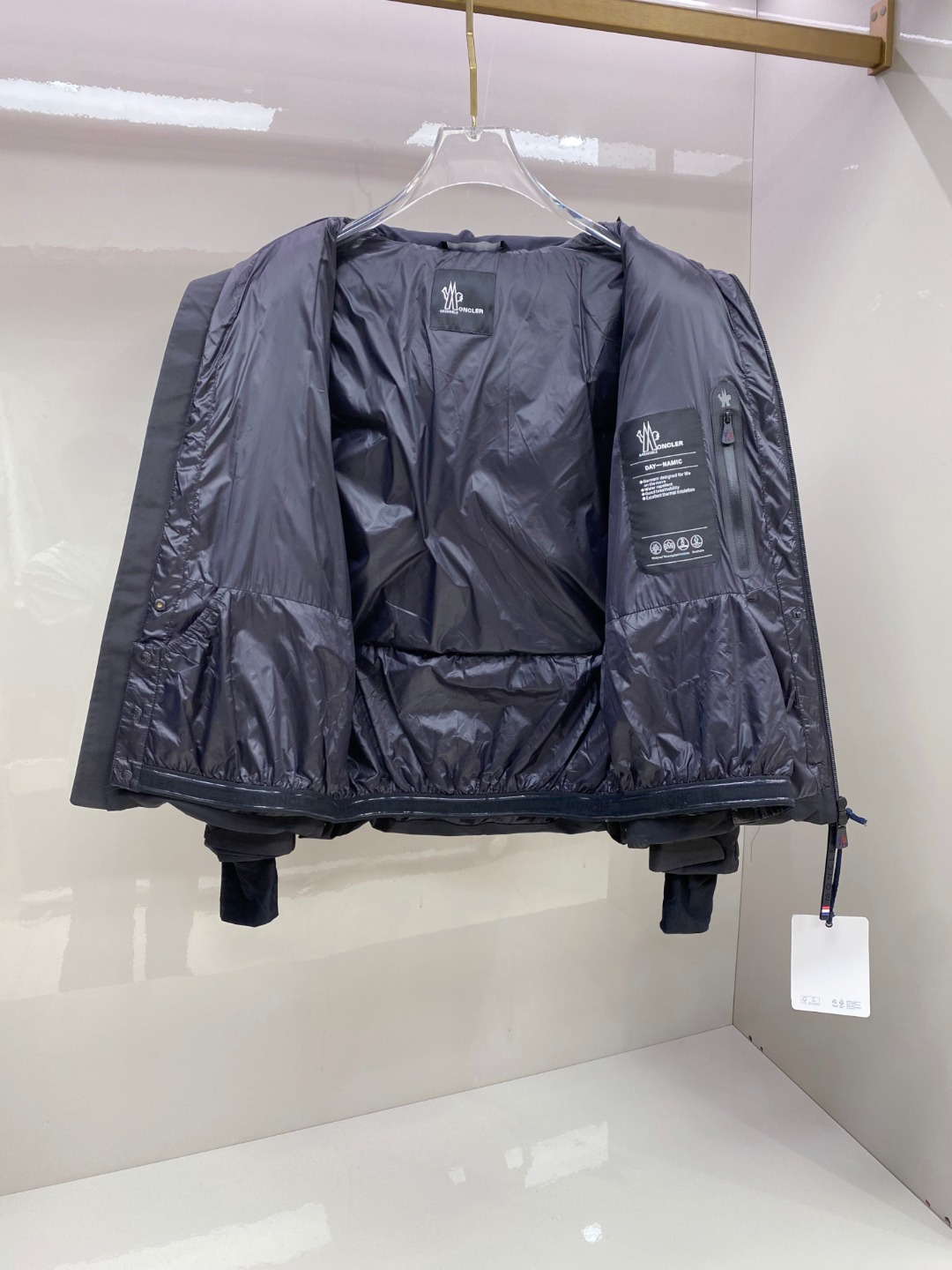 P530 特级羽绒⬆️Moncler Montgetech(限定蓝色)高端男士短款羽绒夹克外套.柜台2w开外的高端单品.面料真是好的不要不要的.高端客必入单品.太漂亮这个配色.
吊牌条码款号齐全，对应官网一致.吊牌内置 NFC电子感应防伪.
Montgetech男士羽绒夹克休闲款式，融合Moncler Grenoble系列的优良性能。
Montgetech男士短款羽绒夹克舒适而瞩目，为造型赋予优雅风格。采用功能性双层弹性尼龙面料制成，粘合耐久通风的薄膜。功能性拉链开合、滑雪通行证口袋和弹性平纹针织护腕满足各种山地运动所需，可在恶劣天气带来舒适的穿着体验。
详情
&bull;采用双层四向弹性尼龙面料制成
&bull;尼龙衬里
&bull;填充羽绒
&bull;粘合方格块
&bull;可拆卸兜帽，搭配按扣和可调节抽绳
&bull;防风内领
&bull;织物编号转印图案
&bull;YKK&reg; AquaGuard&reg;功能性拉链开合
&bull;滑雪通行证口袋设有按扣
&bull;YKK&reg; Aquaguard&reg;功能性拉链外部口袋
&bull;内部电子设备口袋
&bull;内部防雪衬
&bull;弹性针织护腕
&bull;滑雪通行证口袋
&bull;袖口设有拉袢和三色细节
&bull;弹性抽绳下摆
Size : 1-5. 黑色，限定蓝