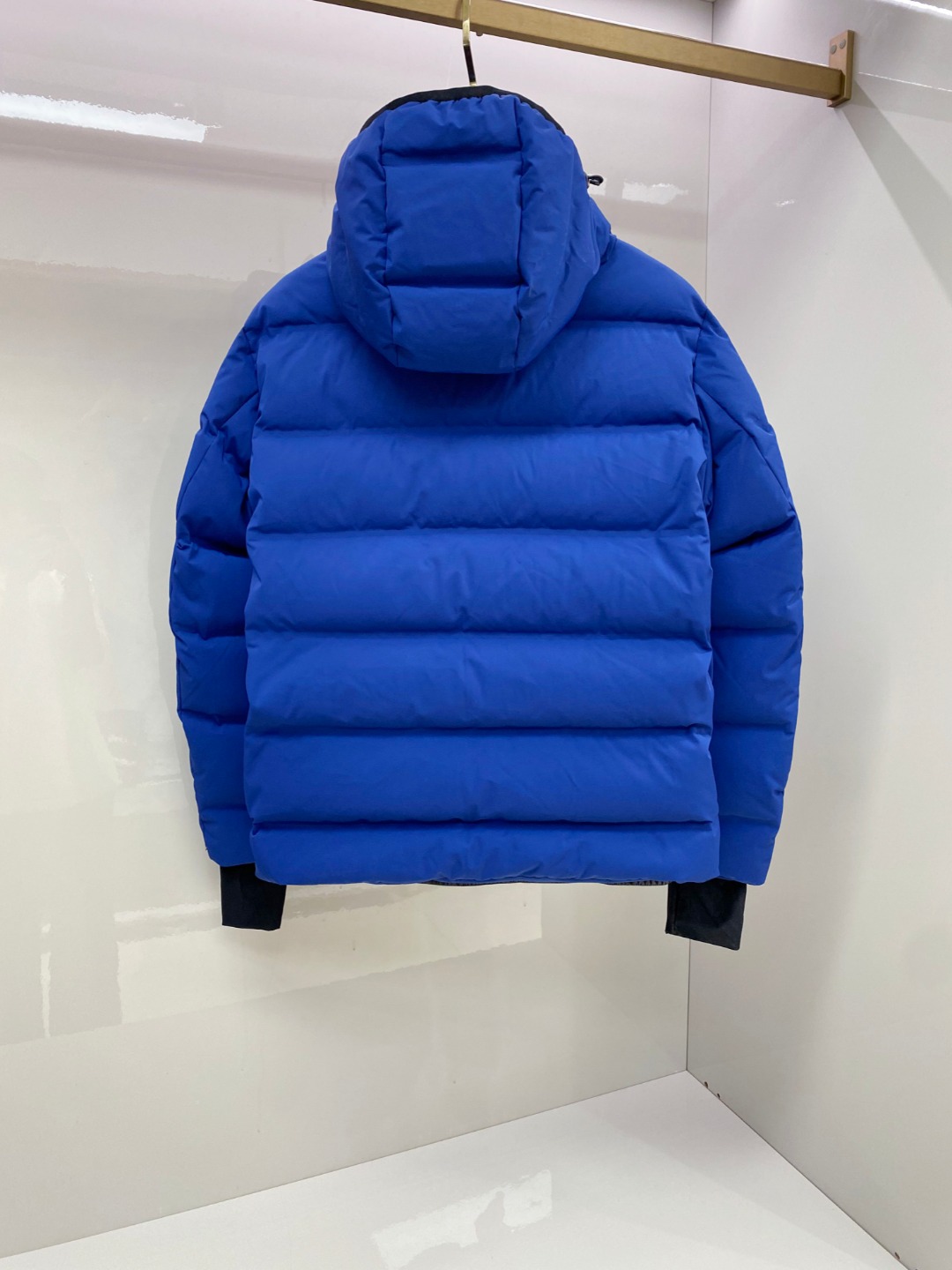 P530 特级羽绒⬆️Moncler Montgetech(限定蓝色)高端男士短款羽绒夹克外套.柜台2w开外的高端单品.面料真是好的不要不要的.高端客必入单品.太漂亮这个配色.
吊牌条码款号齐全，对应官网一致.吊牌内置 NFC电子感应防伪.
Montgetech男士羽绒夹克休闲款式，融合Moncler Grenoble系列的优良性能。
Montgetech男士短款羽绒夹克舒适而瞩目，为造型赋予优雅风格。采用功能性双层弹性尼龙面料制成，粘合耐久通风的薄膜。功能性拉链开合、滑雪通行证口袋和弹性平纹针织护腕满足各种山地运动所需，可在恶劣天气带来舒适的穿着体验。
详情
&bull;采用双层四向弹性尼龙面料制成
&bull;尼龙衬里
&bull;填充羽绒
&bull;粘合方格块
&bull;可拆卸兜帽，搭配按扣和可调节抽绳
&bull;防风内领
&bull;织物编号转印图案
&bull;YKK&reg; AquaGuard&reg;功能性拉链开合
&bull;滑雪通行证口袋设有按扣
&bull;YKK&reg; Aquaguard&reg;功能性拉链外部口袋
&bull;内部电子设备口袋
&bull;内部防雪衬
&bull;弹性针织护腕
&bull;滑雪通行证口袋
&bull;袖口设有拉袢和三色细节
&bull;弹性抽绳下摆
Size : 1-5. 黑色，限定蓝