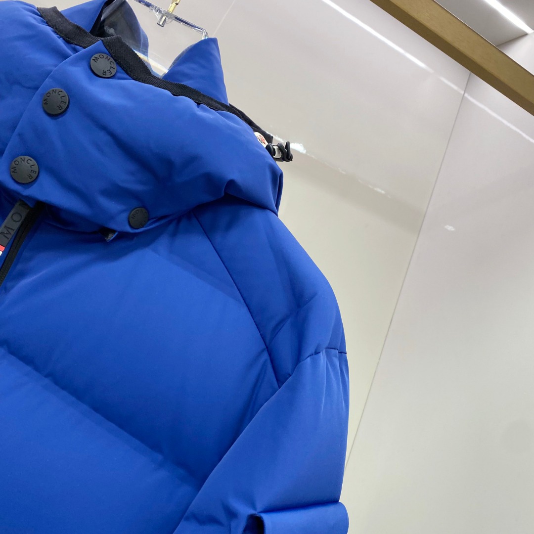 P530 特级羽绒⬆️Moncler Montgetech(限定蓝色)高端男士短款羽绒夹克外套.柜台2w开外的高端单品.面料真是好的不要不要的.高端客必入单品.太漂亮这个配色.
吊牌条码款号齐全，对应官网一致.吊牌内置 NFC电子感应防伪.
Montgetech男士羽绒夹克休闲款式，融合Moncler Grenoble系列的优良性能。
Montgetech男士短款羽绒夹克舒适而瞩目，为造型赋予优雅风格。采用功能性双层弹性尼龙面料制成，粘合耐久通风的薄膜。功能性拉链开合、滑雪通行证口袋和弹性平纹针织护腕满足各种山地运动所需，可在恶劣天气带来舒适的穿着体验。
详情
&bull;采用双层四向弹性尼龙面料制成
&bull;尼龙衬里
&bull;填充羽绒
&bull;粘合方格块
&bull;可拆卸兜帽，搭配按扣和可调节抽绳
&bull;防风内领
&bull;织物编号转印图案
&bull;YKK&reg; AquaGuard&reg;功能性拉链开合
&bull;滑雪通行证口袋设有按扣
&bull;YKK&reg; Aquaguard&reg;功能性拉链外部口袋
&bull;内部电子设备口袋
&bull;内部防雪衬
&bull;弹性针织护腕
&bull;滑雪通行证口袋
&bull;袖口设有拉袢和三色细节
&bull;弹性抽绳下摆
Size : 1-5. 黑色，限定蓝