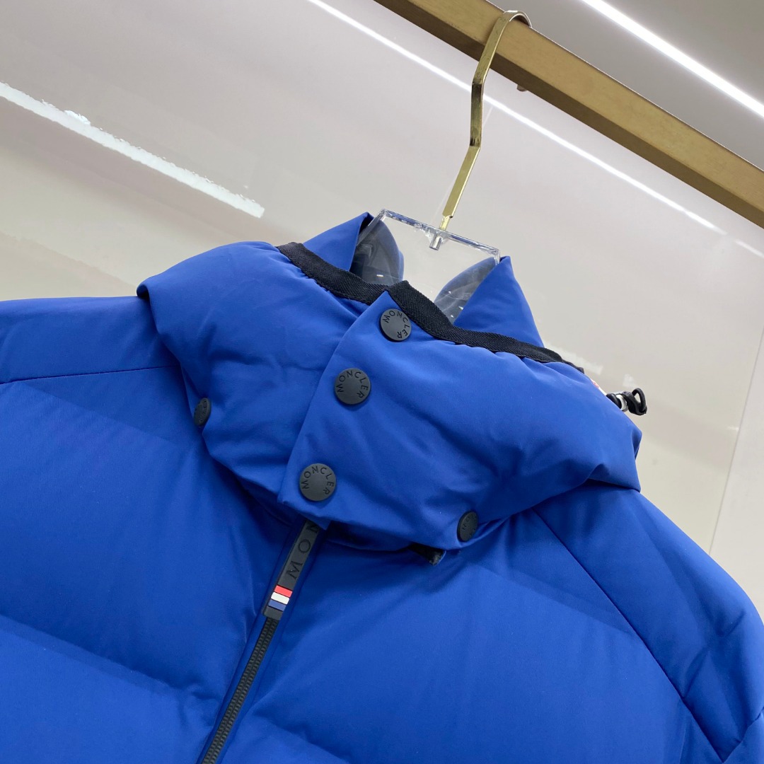 P530 特级羽绒⬆️Moncler Montgetech(限定蓝色)高端男士短款羽绒夹克外套.柜台2w开外的高端单品.面料真是好的不要不要的.高端客必入单品.太漂亮这个配色.
吊牌条码款号齐全，对应官网一致.吊牌内置 NFC电子感应防伪.
Montgetech男士羽绒夹克休闲款式，融合Moncler Grenoble系列的优良性能。
Montgetech男士短款羽绒夹克舒适而瞩目，为造型赋予优雅风格。采用功能性双层弹性尼龙面料制成，粘合耐久通风的薄膜。功能性拉链开合、滑雪通行证口袋和弹性平纹针织护腕满足各种山地运动所需，可在恶劣天气带来舒适的穿着体验。
详情
&bull;采用双层四向弹性尼龙面料制成
&bull;尼龙衬里
&bull;填充羽绒
&bull;粘合方格块
&bull;可拆卸兜帽，搭配按扣和可调节抽绳
&bull;防风内领
&bull;织物编号转印图案
&bull;YKK&reg; AquaGuard&reg;功能性拉链开合
&bull;滑雪通行证口袋设有按扣
&bull;YKK&reg; Aquaguard&reg;功能性拉链外部口袋
&bull;内部电子设备口袋
&bull;内部防雪衬
&bull;弹性针织护腕
&bull;滑雪通行证口袋
&bull;袖口设有拉袢和三色细节
&bull;弹性抽绳下摆
Size : 1-5. 黑色，限定蓝