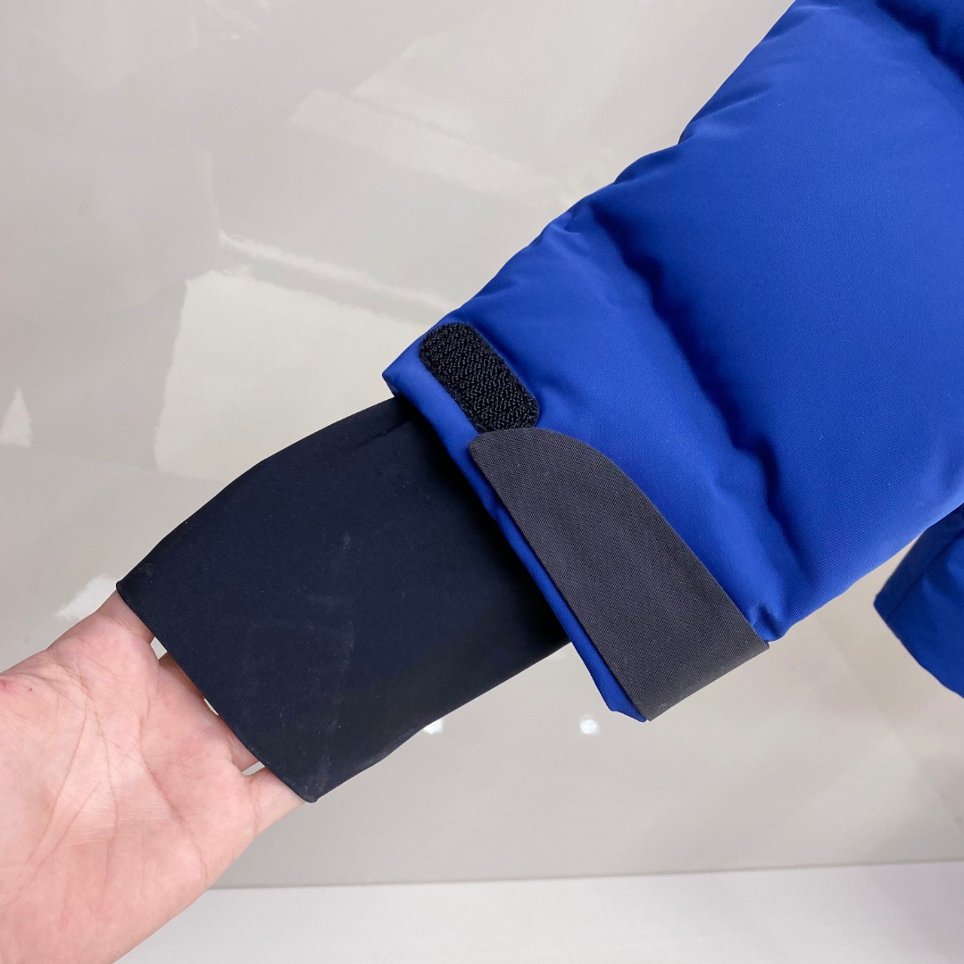 P530 特级羽绒⬆️Moncler Montgetech(限定蓝色)高端男士短款羽绒夹克外套.柜台2w开外的高端单品.面料真是好的不要不要的.高端客必入单品.太漂亮这个配色.
吊牌条码款号齐全，对应官网一致.吊牌内置 NFC电子感应防伪.
Montgetech男士羽绒夹克休闲款式，融合Moncler Grenoble系列的优良性能。
Montgetech男士短款羽绒夹克舒适而瞩目，为造型赋予优雅风格。采用功能性双层弹性尼龙面料制成，粘合耐久通风的薄膜。功能性拉链开合、滑雪通行证口袋和弹性平纹针织护腕满足各种山地运动所需，可在恶劣天气带来舒适的穿着体验。
详情
&bull;采用双层四向弹性尼龙面料制成
&bull;尼龙衬里
&bull;填充羽绒
&bull;粘合方格块
&bull;可拆卸兜帽，搭配按扣和可调节抽绳
&bull;防风内领
&bull;织物编号转印图案
&bull;YKK&reg; AquaGuard&reg;功能性拉链开合
&bull;滑雪通行证口袋设有按扣
&bull;YKK&reg; Aquaguard&reg;功能性拉链外部口袋
&bull;内部电子设备口袋
&bull;内部防雪衬
&bull;弹性针织护腕
&bull;滑雪通行证口袋
&bull;袖口设有拉袢和三色细节
&bull;弹性抽绳下摆
Size : 1-5. 黑色，限定蓝