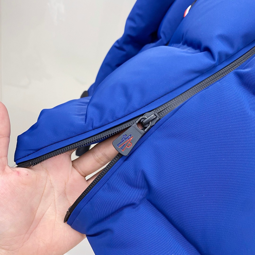 P530 特级羽绒⬆️Moncler Montgetech(限定蓝色)高端男士短款羽绒夹克外套.柜台2w开外的高端单品.面料真是好的不要不要的.高端客必入单品.太漂亮这个配色.
吊牌条码款号齐全，对应官网一致.吊牌内置 NFC电子感应防伪.
Montgetech男士羽绒夹克休闲款式，融合Moncler Grenoble系列的优良性能。
Montgetech男士短款羽绒夹克舒适而瞩目，为造型赋予优雅风格。采用功能性双层弹性尼龙面料制成，粘合耐久通风的薄膜。功能性拉链开合、滑雪通行证口袋和弹性平纹针织护腕满足各种山地运动所需，可在恶劣天气带来舒适的穿着体验。
详情
&bull;采用双层四向弹性尼龙面料制成
&bull;尼龙衬里
&bull;填充羽绒
&bull;粘合方格块
&bull;可拆卸兜帽，搭配按扣和可调节抽绳
&bull;防风内领
&bull;织物编号转印图案
&bull;YKK&reg; AquaGuard&reg;功能性拉链开合
&bull;滑雪通行证口袋设有按扣
&bull;YKK&reg; Aquaguard&reg;功能性拉链外部口袋
&bull;内部电子设备口袋
&bull;内部防雪衬
&bull;弹性针织护腕
&bull;滑雪通行证口袋
&bull;袖口设有拉袢和三色细节
&bull;弹性抽绳下摆
Size : 1-5. 黑色，限定蓝