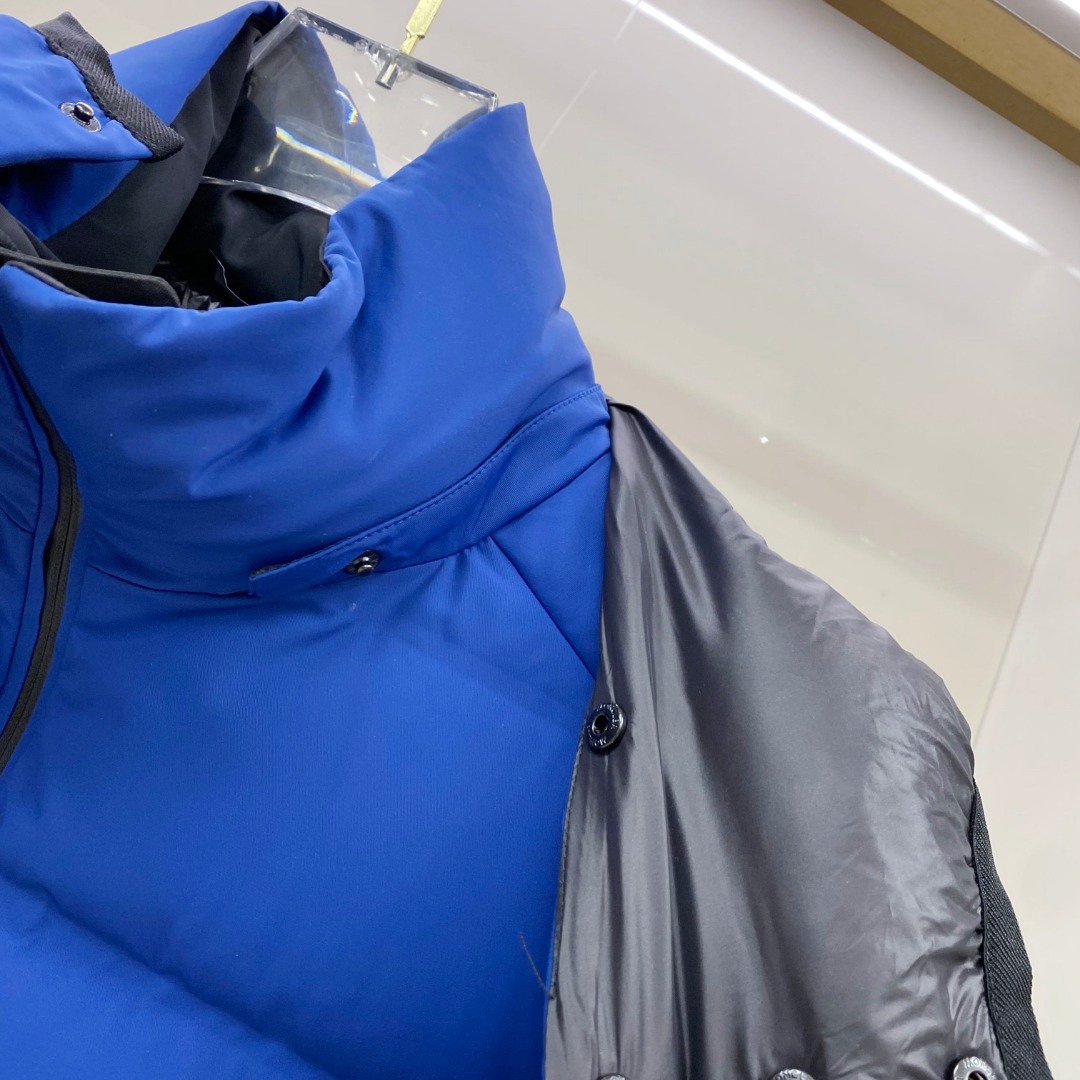 P530 特级羽绒⬆️Moncler Montgetech(限定蓝色)高端男士短款羽绒夹克外套.柜台2w开外的高端单品.面料真是好的不要不要的.高端客必入单品.太漂亮这个配色.
吊牌条码款号齐全，对应官网一致.吊牌内置 NFC电子感应防伪.
Montgetech男士羽绒夹克休闲款式，融合Moncler Grenoble系列的优良性能。
Montgetech男士短款羽绒夹克舒适而瞩目，为造型赋予优雅风格。采用功能性双层弹性尼龙面料制成，粘合耐久通风的薄膜。功能性拉链开合、滑雪通行证口袋和弹性平纹针织护腕满足各种山地运动所需，可在恶劣天气带来舒适的穿着体验。
详情
&bull;采用双层四向弹性尼龙面料制成
&bull;尼龙衬里
&bull;填充羽绒
&bull;粘合方格块
&bull;可拆卸兜帽，搭配按扣和可调节抽绳
&bull;防风内领
&bull;织物编号转印图案
&bull;YKK&reg; AquaGuard&reg;功能性拉链开合
&bull;滑雪通行证口袋设有按扣
&bull;YKK&reg; Aquaguard&reg;功能性拉链外部口袋
&bull;内部电子设备口袋
&bull;内部防雪衬
&bull;弹性针织护腕
&bull;滑雪通行证口袋
&bull;袖口设有拉袢和三色细节
&bull;弹性抽绳下摆
Size : 1-5. 黑色，限定蓝