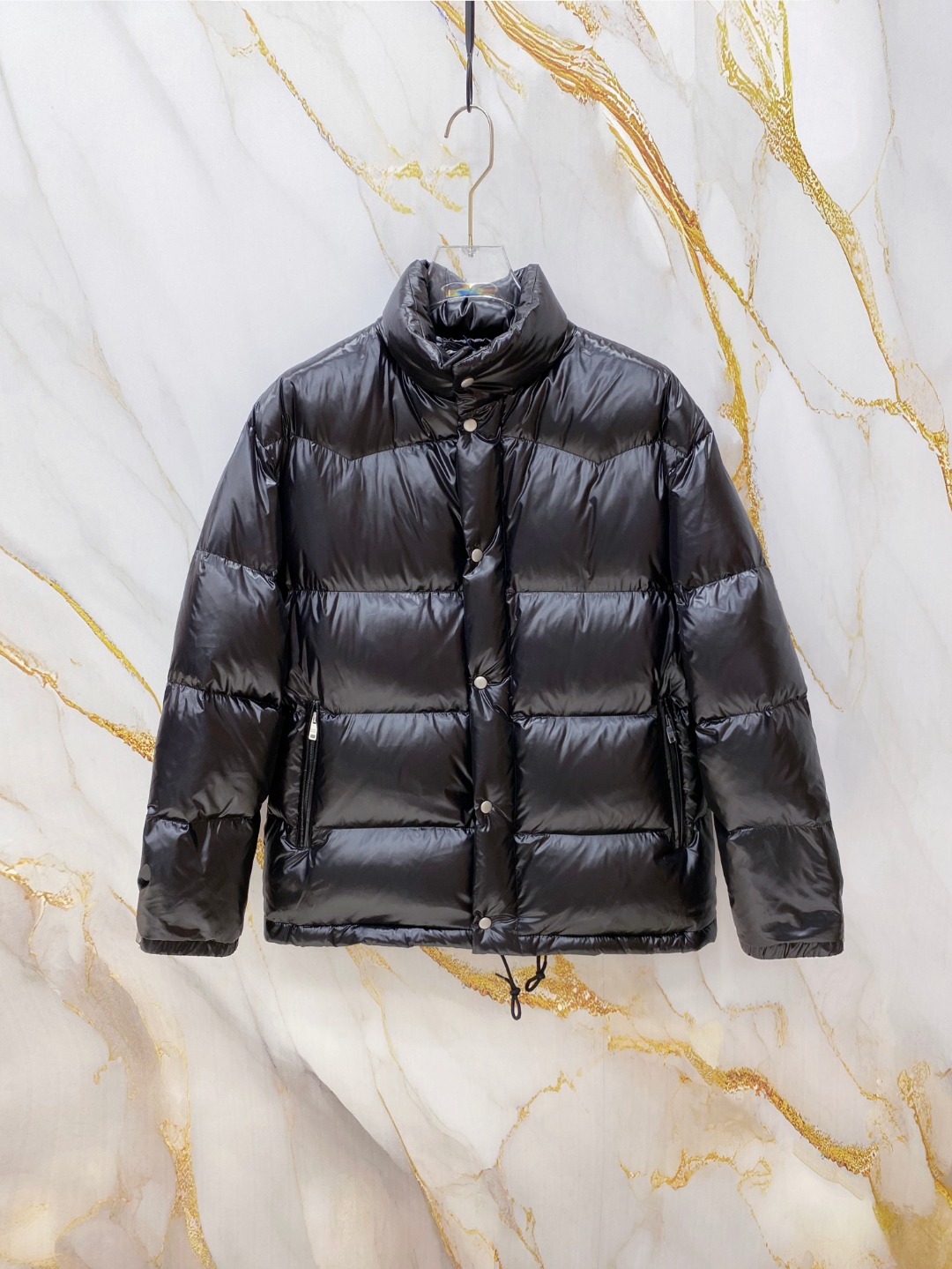 NO:651859,The first release of new products in the counter. Prada 2025 autumn and winter counters simultaneously release new products. The latest down jackets are shipped. All original versions are purchased. The latest colors this year. Regardless of fabrics and accessories, they are truly 1:1 perfect replicas. All the latest accessories. Hong Kong Duffy Company ordered the original version. It is filled with 95 white duck down. The texture is invincible. There is no pressure when entering and exiting the cabinet. Sizes 48-56. Close your eyes. The highest version on the market. Welcome to compare. Prada, prada, down  jacket,alexander wang19860909专柜新品首发 Prada 普拉达2025秋冬专柜同步新品发布,最新款羽绒服出货,全部原版购入,今年最新色,无论面料和辅料,真正做到了1:1完美复刻,全部最新辅料,香港达菲公司订购原版,内里填充95白鸭绒,质感无敌了,出入柜上无压力,48-56码,闭眼入,市场最高版本,欢迎对比,,prada,prada,down jacket,alexander wang,Men's clothing