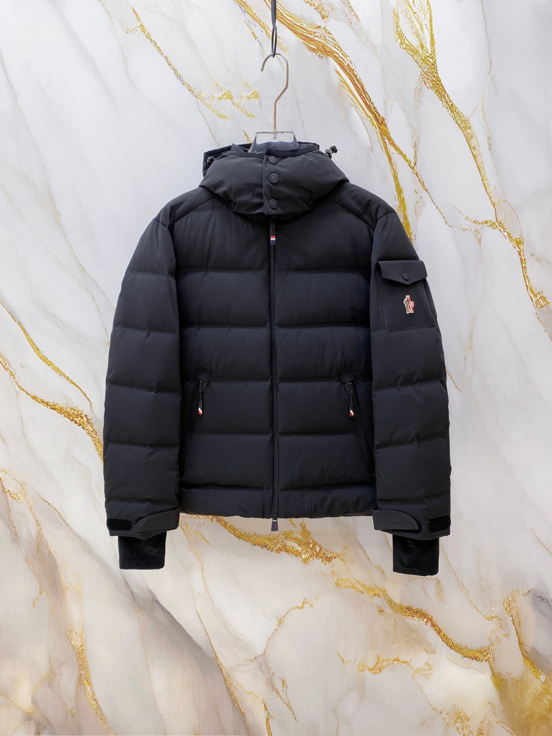 NO:651852,Special down Moncler Montgetech (limited to blue) high-end men's short down jacket. A high-end item priced at 2w at the counter. The fabric is so good that you don't want to miss it. A must-have item for high-end customers. The color is so beautiful. The tag bar code is complete and consistent with the official website. The tag has built-in NFC electronic induction anti-counterfeiting. The Montgetech men's down jacket has a casual style, integrating the excellent performance of the Moncler Grenoble series.  The Montgetech Men's Short Down Jacket is comfortable and eye-catching, adding an elegant touch to any look. Made from functional double-layer stretch nylon fabric bonded with a durable, ventilated membrane. Functional zipper closure, ski pass pocket and stretchy jersey wristbands provide comfort in all mountain sports, providing comfort in inclement weather. Details Made from double-layer four-way stretch nylon fabric Nylon lining Down filling Bonded checkered panels Removable hood with snap fasteners and adjustable drawstring  Windproof inner collar Fabric number transfer pattern YKK AquaGuard functional zipper closure Ski pass pocket with snap fastener YKK Aquaguard functional zipper exterior pocket Internal electronics pocket Internal snow lining Elastic knit wrist guards Ski pass pocket Pull tabs and tri-color detailing at cuffs Elastic drawstring hem Size : 1-5. Black, limited edition blue,,jackets & coats,jackets & coats,down jacket,hats,alexander wang19860909特级羽绒Moncler Montgetech(限定蓝色)高端男士短款羽绒夹克外套.柜台2w开外的高端单品.面料真是好的不要不要的.高端客必入单品.太漂亮这个配色. 吊牌条码款号齐全,对应官网一致.吊牌内置 NFC电子感应防伪. Montgetech男士羽绒夹克休闲款式,融合Moncler Grenoble系列的优良性能. Montgetech男士短款羽绒夹克舒适而瞩目,为造型赋予优雅风格.采用功能性双层弹性尼龙面料制成,粘合耐久通风的薄膜.功能性拉链开合、滑雪通行证口袋和弹性平纹针织护腕满足各种山地运动所需,可在恶劣天气带来舒适的穿着体验. 详情 采用双层四向弹性尼龙面料制成 尼龙衬里 填充羽绒 粘合方格块 可拆卸兜帽,搭配按扣和可调节抽绳 防风内领 织物编号转印图案 YKK AquaGuard功能性拉链开合 滑雪通行证口袋设有按扣 YKK Aquaguard功能性拉链外部口袋 内部电子设备口袋 内部防雪衬 弹性针织护腕 滑雪通行证口袋 袖口设有拉袢和三色细节 弹性抽绳下摆 Size : 1-5. 黑色,限定蓝,,jackets & coats,jackets & coats,down jacket,hats,alexander wang,Men's clothing