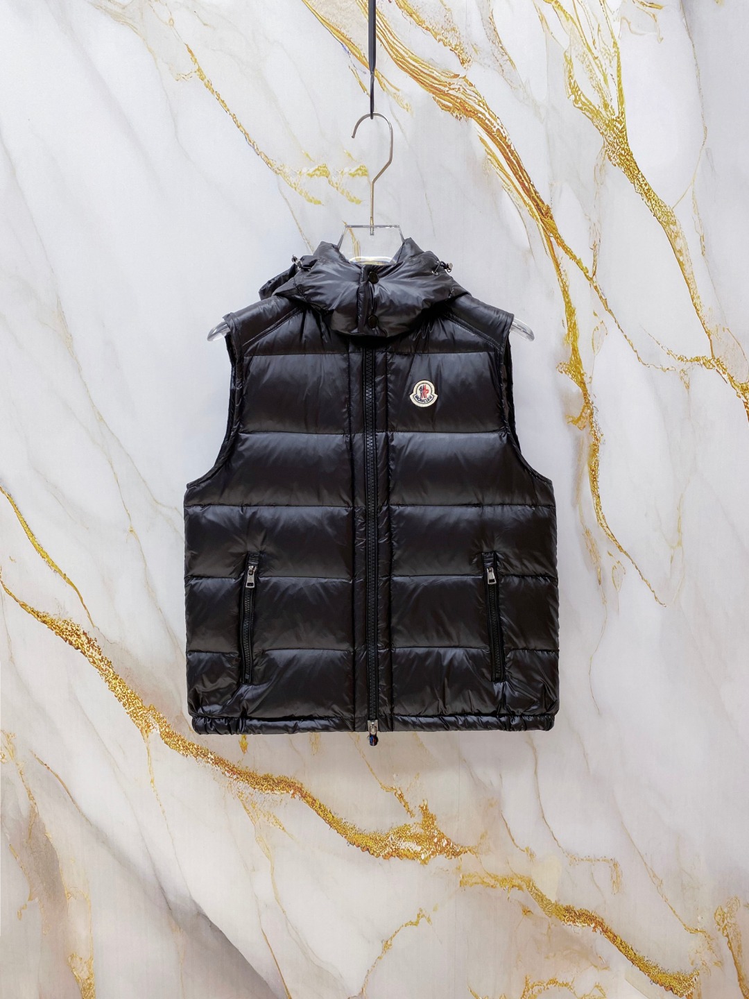 NO:651836,Special down Moncler Bormes (trading company channel order) men's hooded down vest. The hood is removable. Variable stand-up collar vest. No matter the fabric/no hardware/produced by channel order. Feel the quality for yourself. Bormes men's vest is classic and timeless, with colors and details reminiscent of the Paninari trend in the 1980s. Product details Bormes down vest is made of iconic glossy nylon  Made of laqué fabric, classic checkered quilting with excellent thermal protection performance. Two-way zipper closure design, with Moncler logo-shaped zipper puller. Details Made of nylon laqué fabric Nylon laqué lining Filled with down Detachable and adjustable hood Collar with snap buttons Zipper closure Zipper pockets Size1-6,,down jacket,hats,alexander wang19860909特级羽绒Moncler Bormes(贸易公司渠道订单)男士连帽羽绒马甲.连帽可脱卸.可变立领马甲.不讲面料/不讲五金了/渠道订单出品.品质拿到自行感受下. Bormes男士马甲经典而隽永,色彩和细节让人联想到80年代的Paninari风潮. 商品详情 Bormes羽绒马甲采用标志性的光泽nylon laqué面料制成,经典方格块绗缝具有出色保暖防护性能.双向拉链开合设计,搭配Moncler标识造型拉链头. 细节 采用nylon laqué面料制成 Nylon laqué衬里 填充羽绒 可拆卸可调节兜帽 衣领设有按扣 拉链开合 拉链口袋 Size1-6,,down jacket,hats,alexander wang,Men's clothing