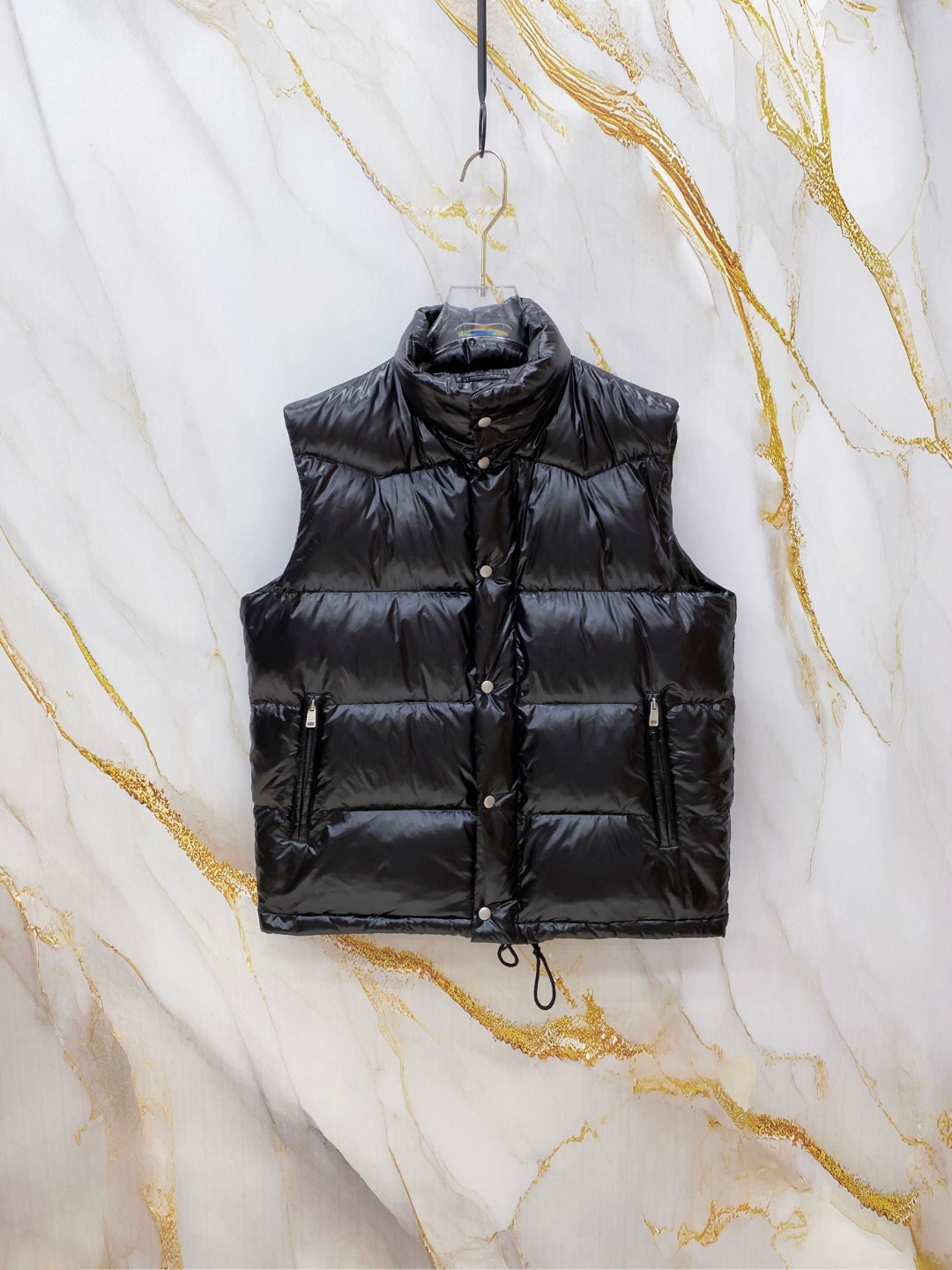 NO:651844,Prada Prada 25 new autumn and winter products are released, Pata's new down vest is shipped, the original version is purchased, all fabrics and accessories are customized to the original version, all details are perfectly restored, the new national standard 95 white duck down is filled inside, and sizes 48-56 are available on the counter at the same time, prada, prada, down jacket, alexander wang19860909普拉达 Prada 25秋冬新品发布,啪嗒新款羽绒马甲出货,原版购入,全部面料及辅料原版订制,所有细节完美还原,内里填充新国标95白鸭绒,柜上同步发售48-56码,,prada,prada,down jacket,alexander wang,Men's clothing