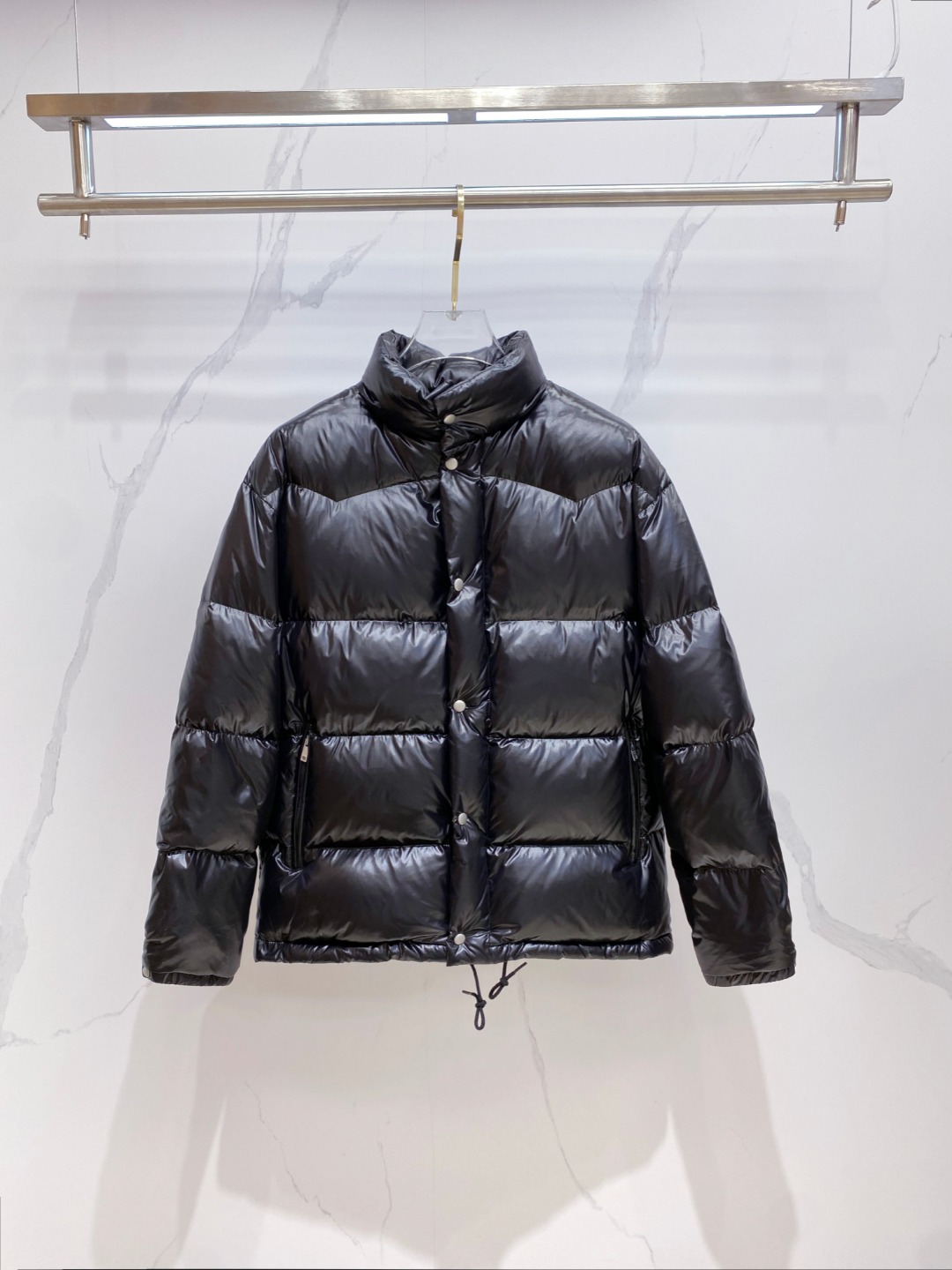 NO:624628,The first release of new products in the counter. Prada 2025 autumn and winter counters simultaneously release new products. The latest down jackets are shipped. All original versions are purchased. The latest colors this year. Regardless of fabrics and accessories, they are truly 1:1 perfect replicas. All the latest accessories. Hong Kong Duffy Company ordered the original version. It is filled with 95 white duck down. The texture is invincible. There is no pressure when entering and exiting the cabinet. Sizes 48-56. Close your eyes. The highest version on the market. Welcome to compare. Prada, prada, down  jacket,alexander wang19860909专柜新品首发 Prada 普拉达2025秋冬专柜同步新品发布,最新款羽绒服出货,全部原版购入,今年最新色,无论面料和辅料,真正做到了1:1完美复刻,全部最新辅料,香港达菲公司订购原版,内里填充95白鸭绒,质感无敌了,出入柜上无压力,48-56码,闭眼入,市场最高版本,欢迎对比,,prada,prada,down jacket,alexander wang,Men's clothing