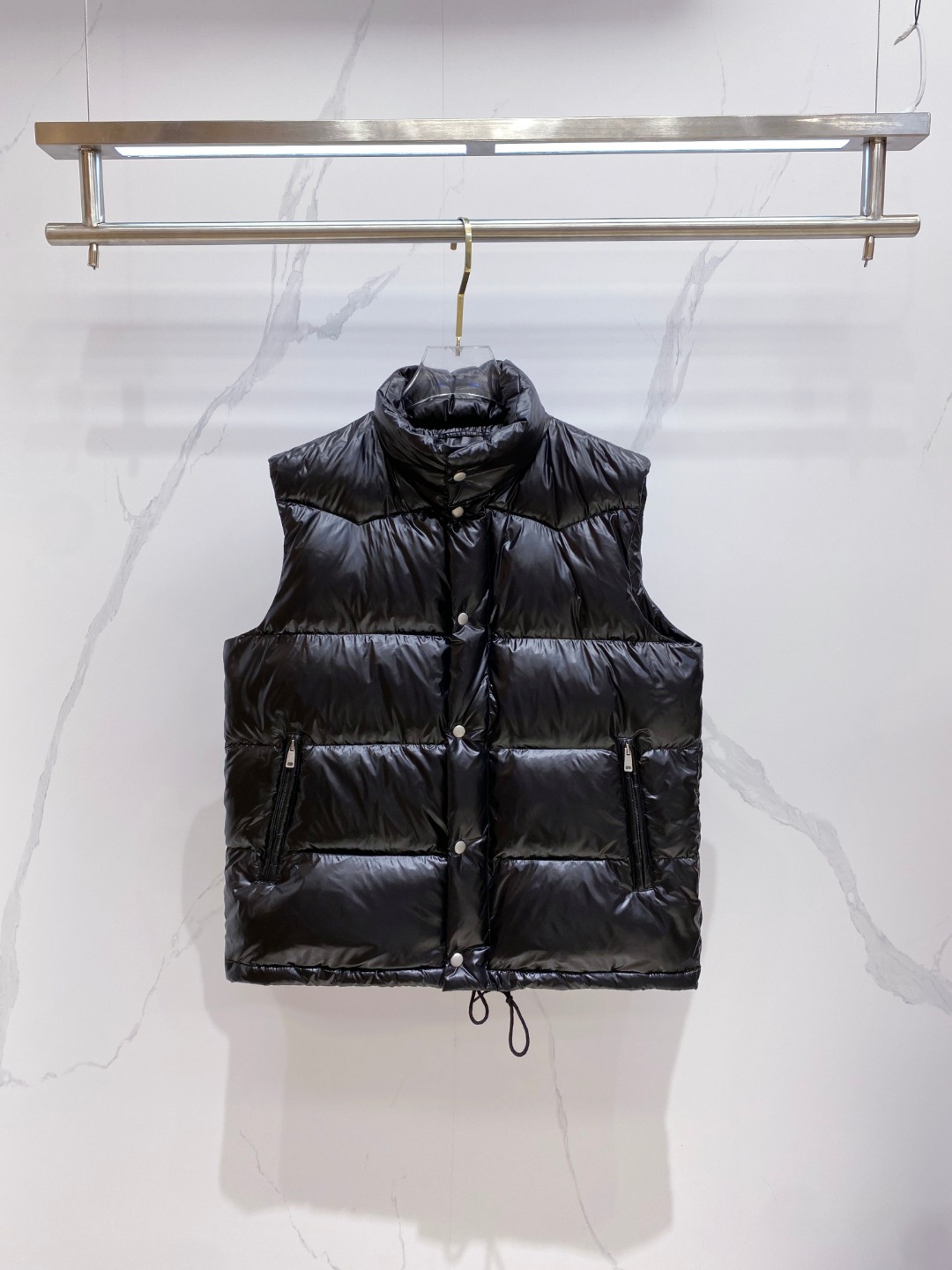 NO:624615,Prada Prada 25 new autumn and winter products are released, Pata's new down vest is shipped, the original version is purchased, all fabrics and accessories are customized to the original version, all details are perfectly restored, the new national standard 95 white duck down is filled inside, and sizes 48-56 are available on the counter at the same time, prada, prada, down jacket, alexander wang19860909普拉达 Prada 25秋冬新品发布,啪嗒新款羽绒马甲出货,原版购入,全部面料及辅料原版订制,所有细节完美还原,内里填充新国标95白鸭绒,柜上同步发售48-56码,,prada,prada,down jacket,alexander wang,Men's clothing