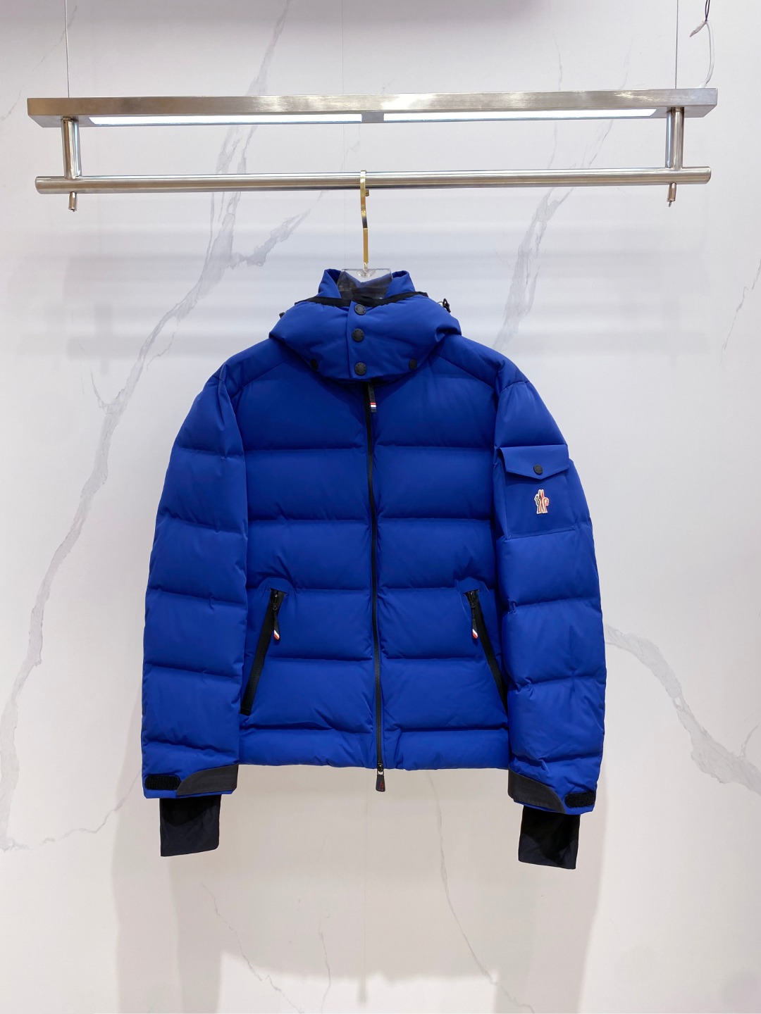 NO:624624,Special down Moncler Montgetech (limited to blue) high-end men's short down jacket. A high-end item priced at 2w at the counter. The fabric is so good that you don't want to miss it. A must-have item for high-end customers. The color is so beautiful. The tag bar code is complete and consistent with the official website. The tag has built-in NFC electronic induction anti-counterfeiting. The Montgetech men's down jacket has a casual style, integrating the excellent performance of the Moncler Grenoble series.  The Montgetech Men's Short Down Jacket is comfortable and eye-catching, adding an elegant touch to any look. Made from functional double-layer stretch nylon fabric bonded with a durable, ventilated membrane. Functional zipper closure, ski pass pocket and stretchy jersey wristbands provide comfort in all mountain sports, providing comfort in inclement weather. Details Made from double-layer four-way stretch nylon fabric Nylon lining Down filling Bonded checkered panels Removable hood with snap fasteners and adjustable drawstring  Windproof inner collar Fabric number transfer pattern YKK AquaGuard functional zipper closure Ski pass pocket with snap fastener YKK Aquaguard functional zipper exterior pocket Internal electronics pocket Internal snow lining Elastic knit wrist guards Ski pass pocket Pull tabs and tri-color detailing at cuffs Elastic drawstring hem Size : 1-5. Black, limited edition blue,,jackets & coats,jackets & coats,down jacket,hats,alexander wang19860909特级羽绒Moncler Montgetech(限定蓝色)高端男士短款羽绒夹克外套.柜台2w开外的高端单品.面料真是好的不要不要的.高端客必入单品.太漂亮这个配色. 吊牌条码款号齐全,对应官网一致.吊牌内置 NFC电子感应防伪. Montgetech男士羽绒夹克休闲款式,融合Moncler Grenoble系列的优良性能. Montgetech男士短款羽绒夹克舒适而瞩目,为造型赋予优雅风格.采用功能性双层弹性尼龙面料制成,粘合耐久通风的薄膜.功能性拉链开合、滑雪通行证口袋和弹性平纹针织护腕满足各种山地运动所需,可在恶劣天气带来舒适的穿着体验. 详情 采用双层四向弹性尼龙面料制成 尼龙衬里 填充羽绒 粘合方格块 可拆卸兜帽,搭配按扣和可调节抽绳 防风内领 织物编号转印图案 YKK AquaGuard功能性拉链开合 滑雪通行证口袋设有按扣 YKK Aquaguard功能性拉链外部口袋 内部电子设备口袋 内部防雪衬 弹性针织护腕 滑雪通行证口袋 袖口设有拉袢和三色细节 弹性抽绳下摆 Size : 1-5. 黑色,限定蓝,,jackets & coats,jackets & coats,down jacket,hats,alexander wang,Men's clothing