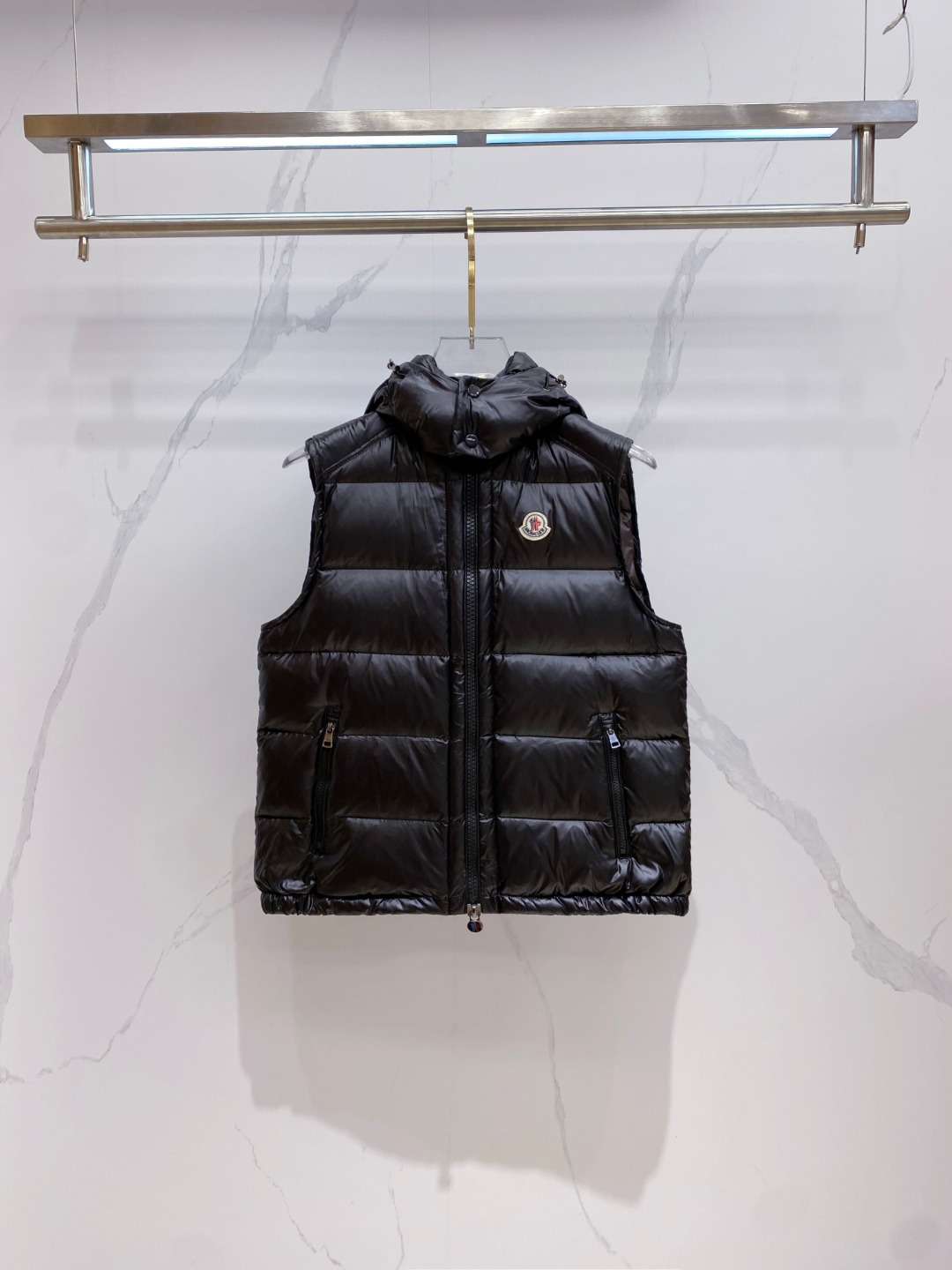 NO:624609,Special down Moncler Bormes (trading company channel order) men's hooded down vest. The hood is removable. Variable stand-up collar vest. No matter the fabric/no hardware/produced by channel order. Feel the quality for yourself. Bormes men's vest is classic and timeless, with colors and details reminiscent of the Paninari trend in the 1980s. Product details Bormes down vest is made of iconic glossy nylon  Made of laqué fabric, classic checkered quilting with excellent thermal protection performance. Two-way zipper closure design, with Moncler logo-shaped zipper puller. Details Made of nylon laqué fabric Nylon laqué lining Filled with down Detachable and adjustable hood Collar with snap buttons Zipper closure Zipper pockets Size1-6,,down jacket,hats,alexander wang19860909特级羽绒Moncler Bormes(贸易公司渠道订单)男士连帽羽绒马甲.连帽可脱卸.可变立领马甲.不讲面料/不讲五金了/渠道订单出品.品质拿到自行感受下. Bormes男士马甲经典而隽永,色彩和细节让人联想到80年代的Paninari风潮. 商品详情 Bormes羽绒马甲采用标志性的光泽nylon laqué面料制成,经典方格块绗缝具有出色保暖防护性能.双向拉链开合设计,搭配Moncler标识造型拉链头. 细节 采用nylon laqué面料制成 Nylon laqué衬里 填充羽绒 可拆卸可调节兜帽 衣领设有按扣 拉链开合 拉链口袋 Size1-6,,down jacket,hats,alexander wang,Men's clothing