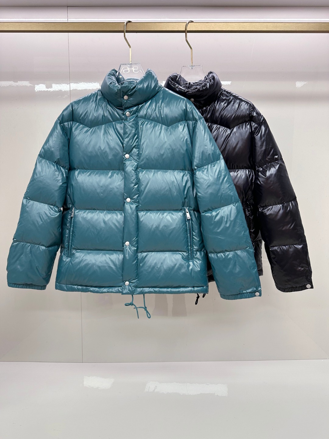 专柜新品首发 Prada 普拉达2025秋冬专柜同步新品发布，最新款羽绒服出货，全部原版购入，今年最新色